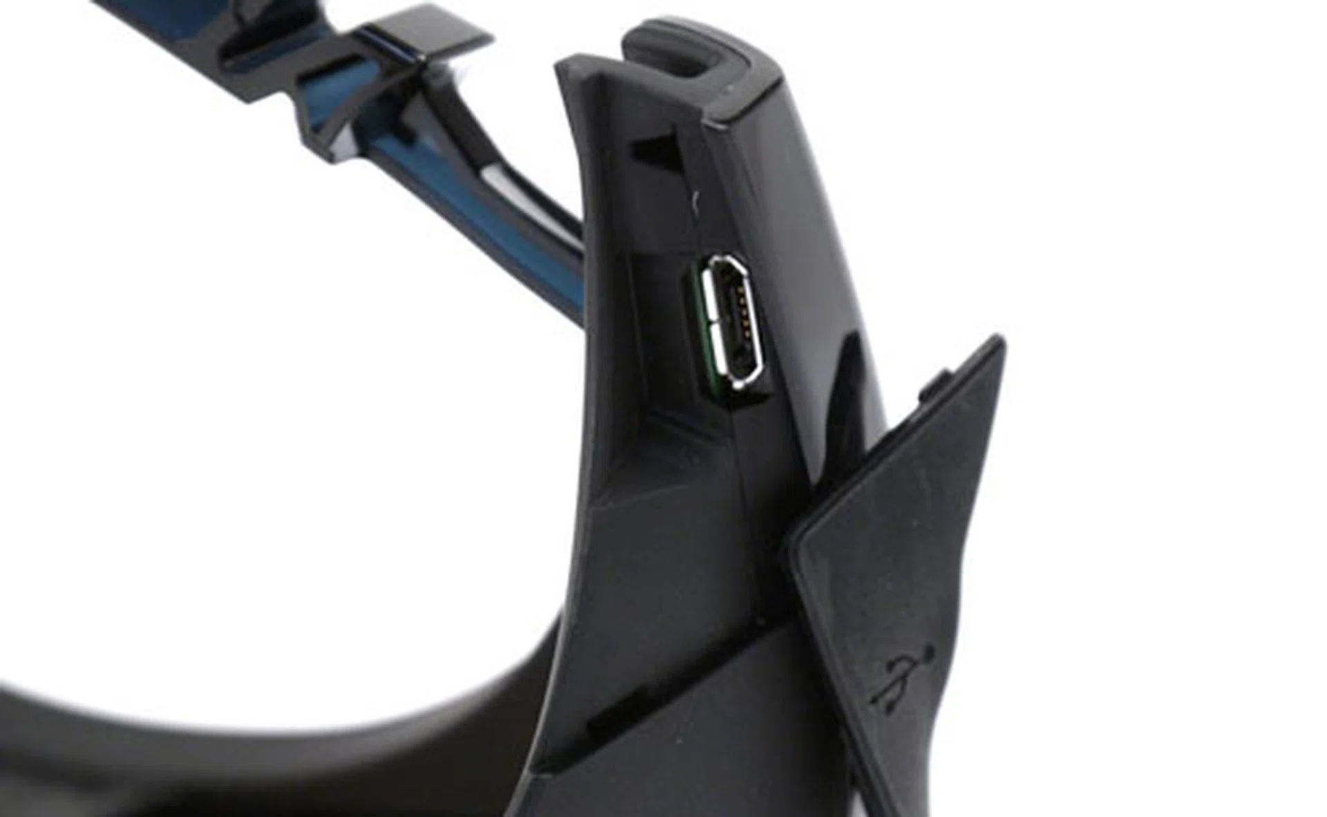 The USB port is concealed under a rubberized resin flap. According to Sony, you only need to charge this gizmo for three minutes to sustain three hours of use. That's great if you forgot to charge it earlier and you need to use it as soon as possible.