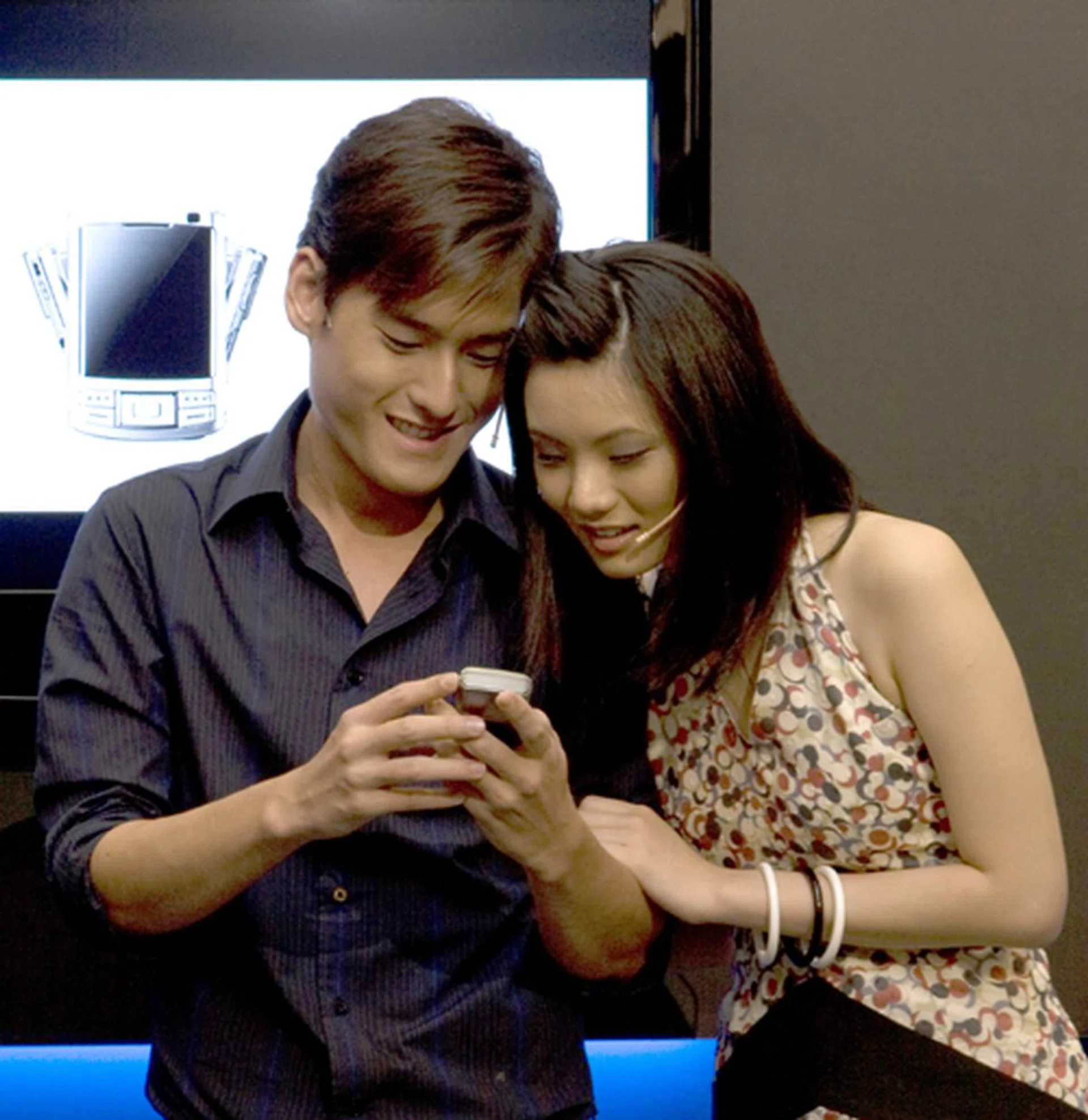 Depicting a scenario where a young couple enjoys a multimedia clip downloaded with the SGH-G810's Wi-Fi capability, we figure this device will see itself to be a popular choice amongst the discerning consumers who wish for strong features in their devices.