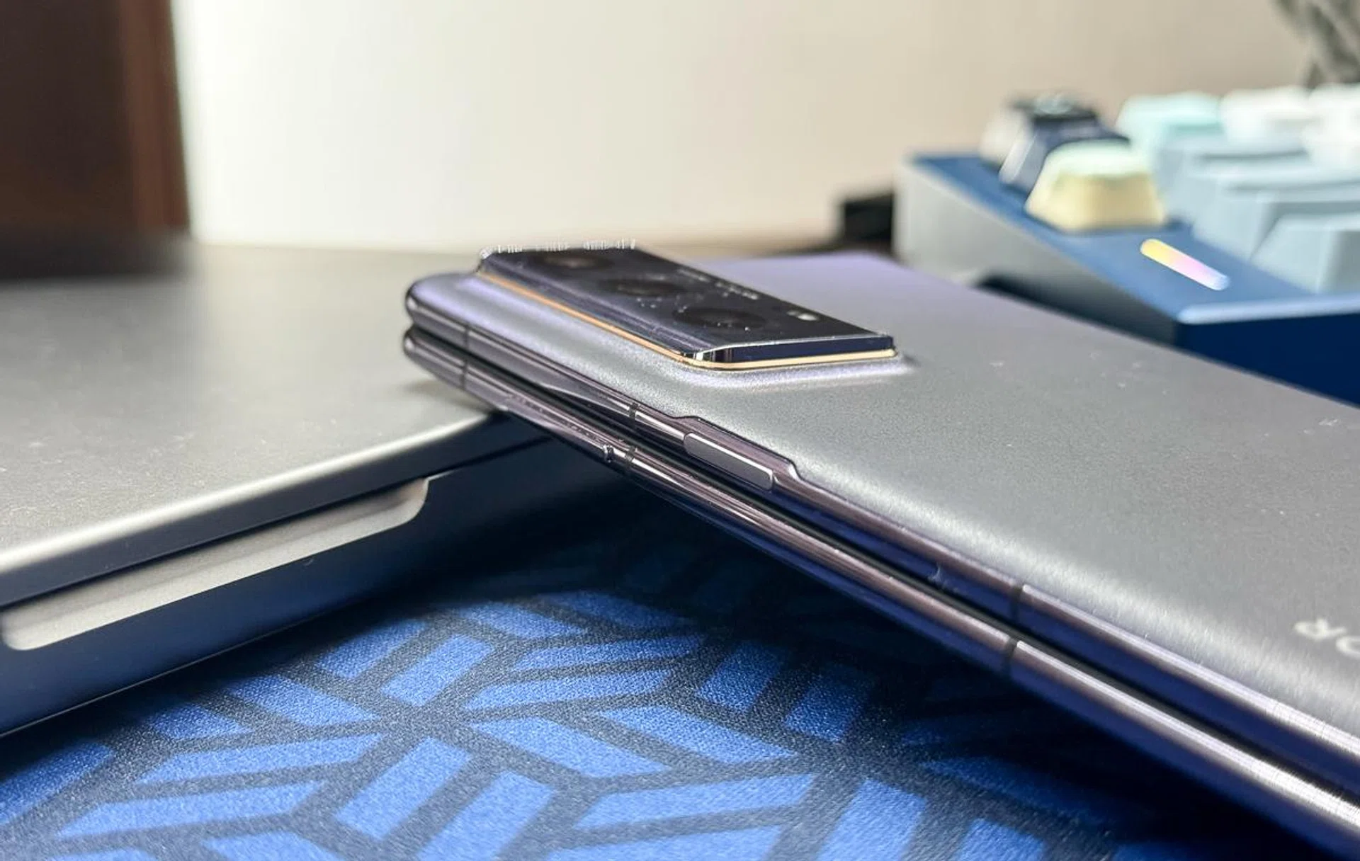 Note the slim power button / fingerprint reader.