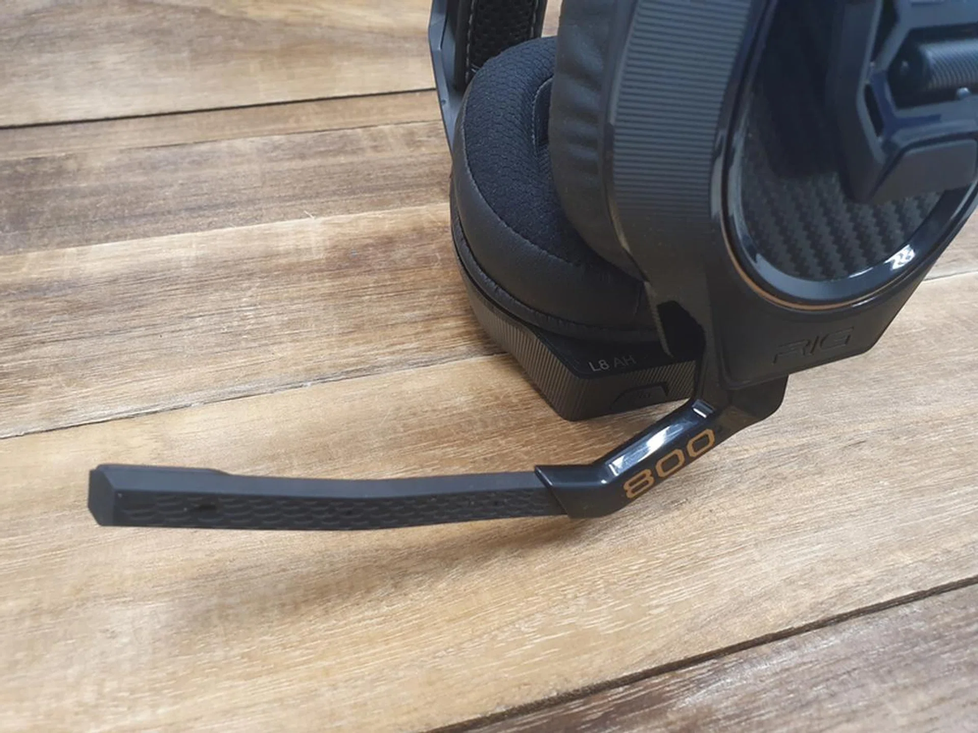 The mic features an angular design that fits the overall aesthetics of the headset