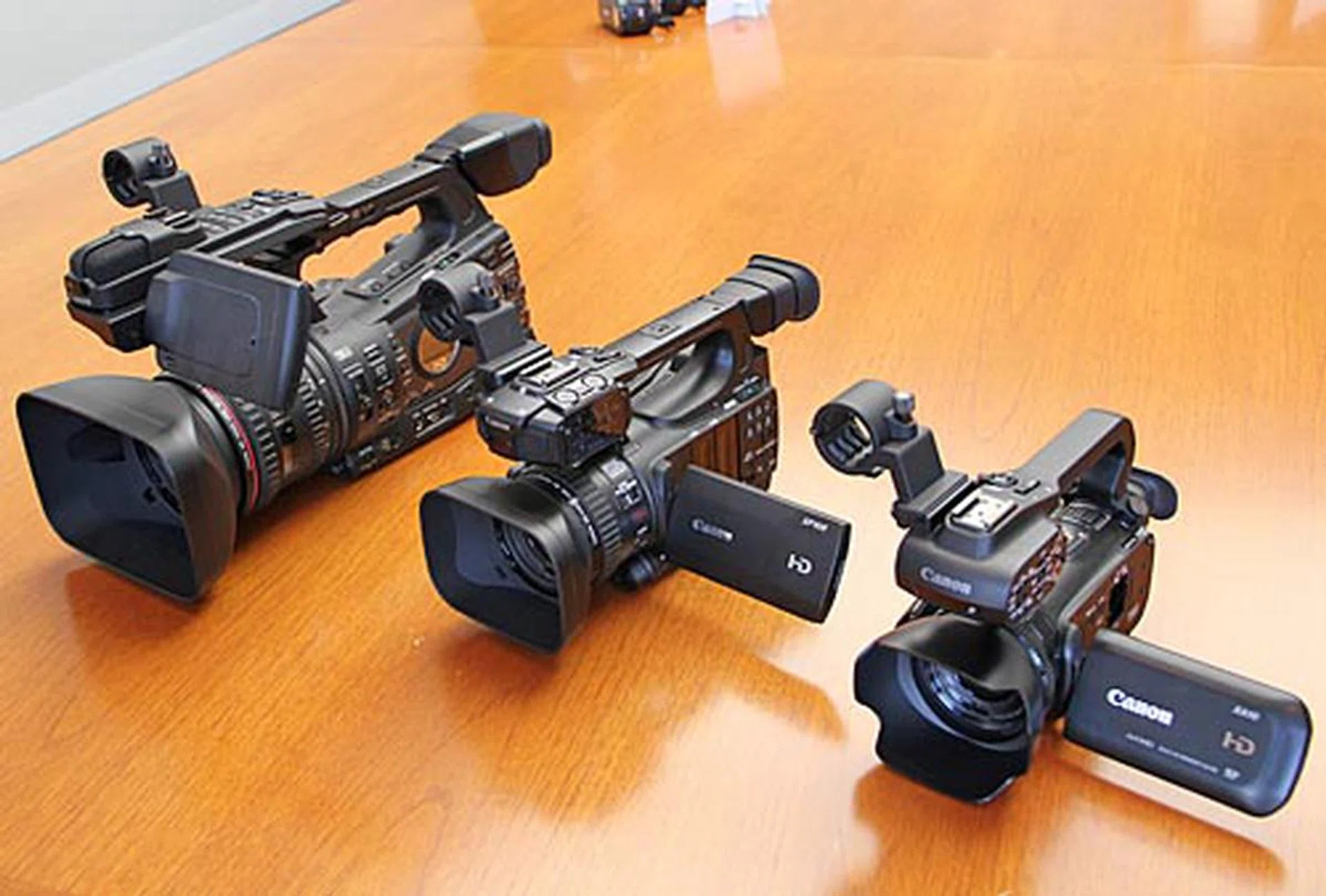 A size comparison between the XF305, XF105, and XA10.