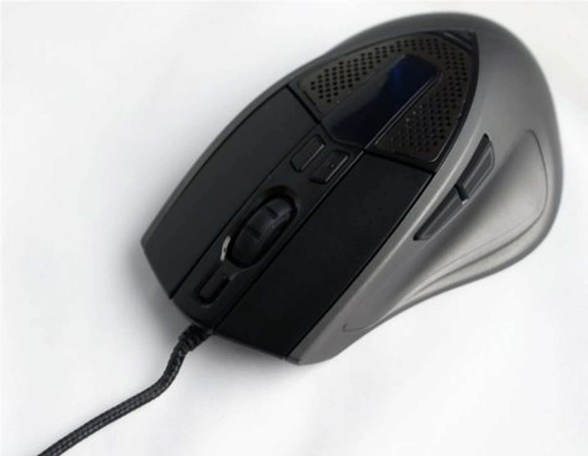 The OLED display is nestled between the top button which manages profiles and the bottom two buttons which control mouse sensitivity.