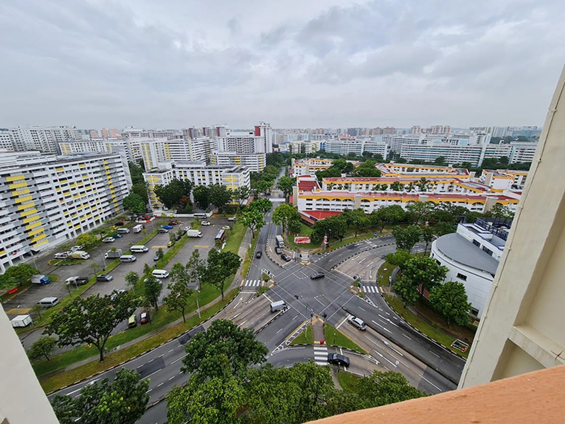 108MP Ultra Wide Angle Camera (option selected from camera interface).