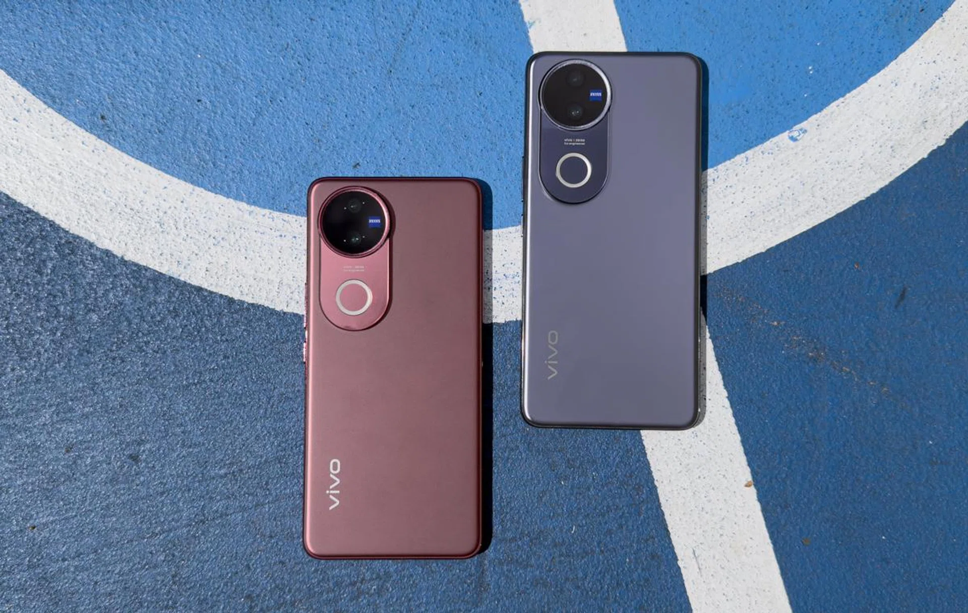 Vivo V50 in Ancora Red and Satin Black. Photo: HWZ.