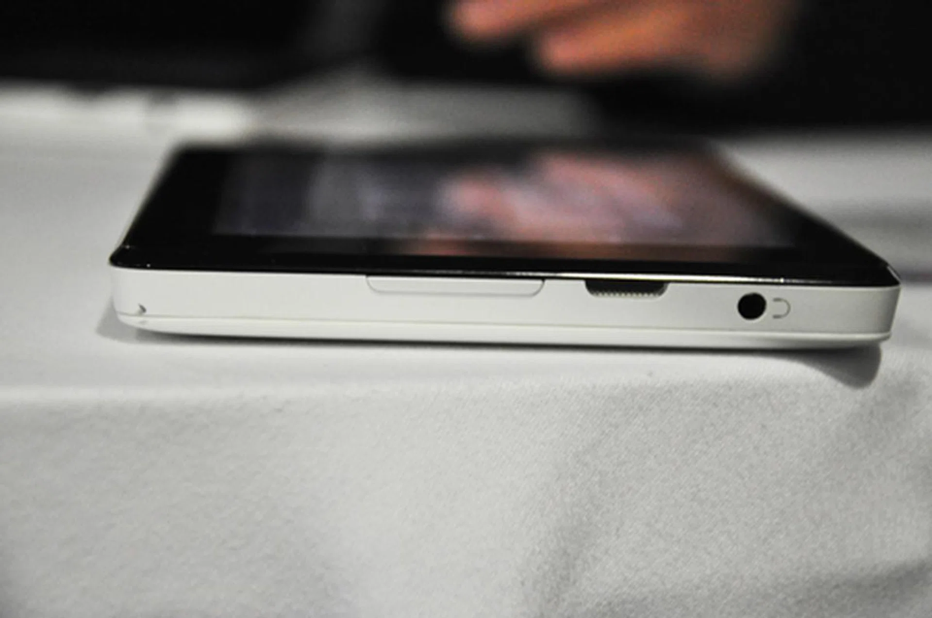 The S7 Slim measures at a reasonably slim 12.5mm thickness, and will be priced below USD300 without contract.