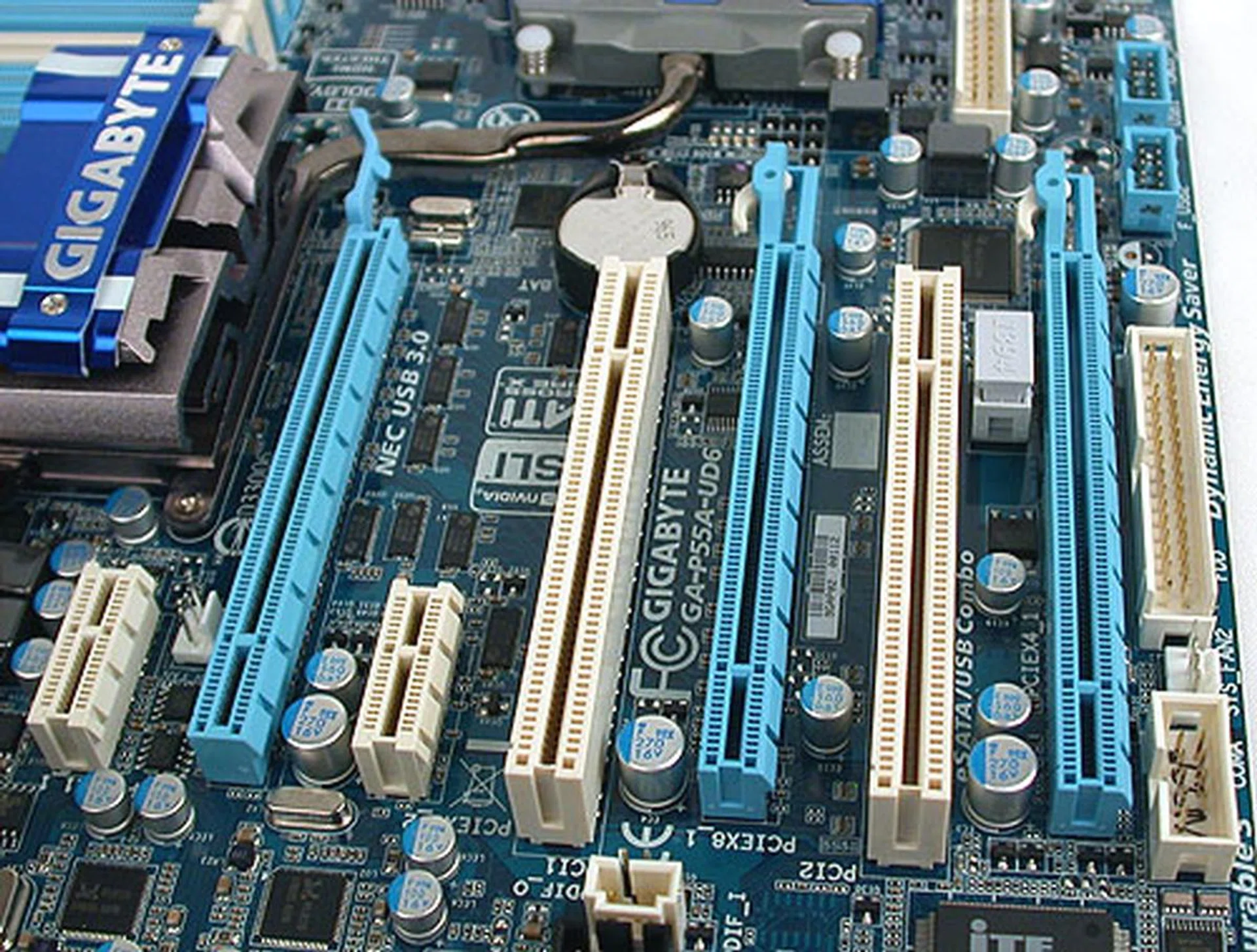 The same issue regarding the layout of the expansion slot remains. The first PCIe x1 slot is obviously too close to the heatsink while the last PCIe slot verges too near the floppy drive connector. 
