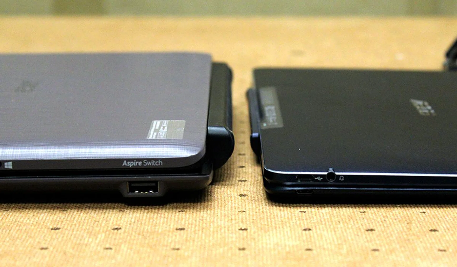 The Switch 10E comes across as being incredibly thick when compared to its rivals. Here it is next to the ASUS Transformer Book T100 Chi. At 25.7mm, the Switch 10E is over a centimeter thicker than the 14.8mm thick Transformer Book T100 Chi.