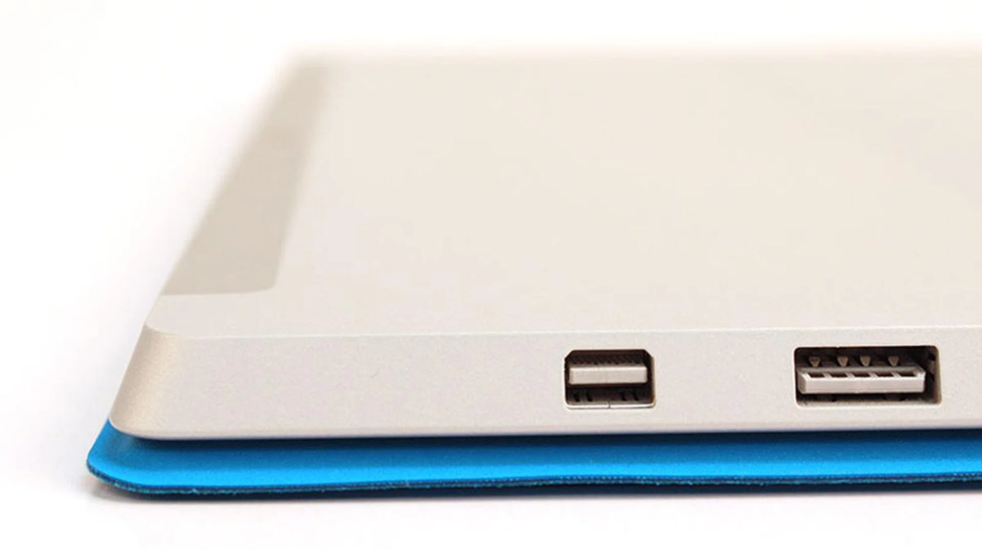 The Intel Atom x7-Z8700 on the Surface 3 dispenses with the need for a cooling fan, so the new tablet has no vents along its rim.