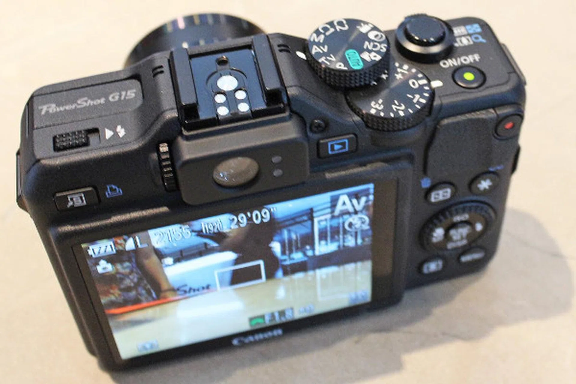 Unlike the G12, which had the control dials stacked on top of each other, the G15 features a staggered set-up. This implementation made shooting and rotating the dials with one hand easier. 