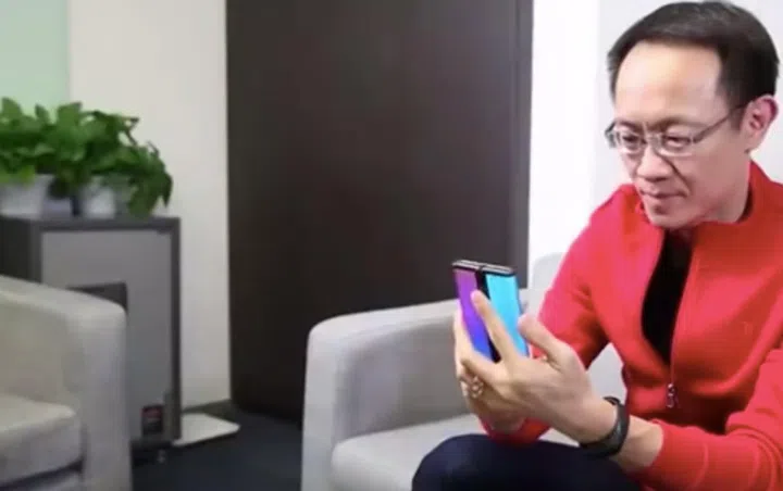 Screenshot taken from Xiaomi co-founder Lin Bin's Weibo teaser video of the foldable phone.