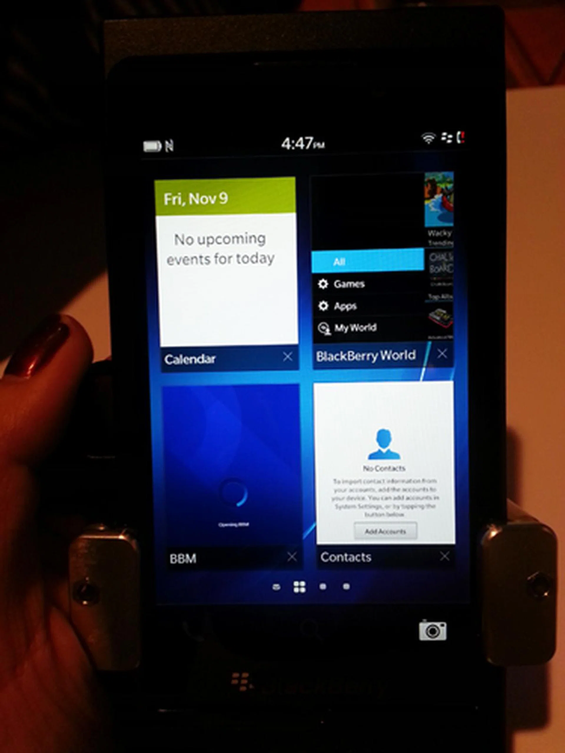 Recently-opened apps are laid out in widget style, for easy viewing and closing. Up to eight apps can be displayed, with the top left spot reserved for the most recent used app.