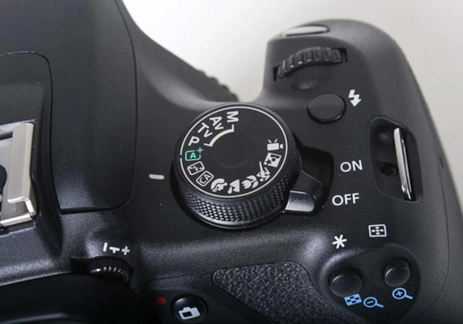 The large mode dial allows for easy switching between the various modes.