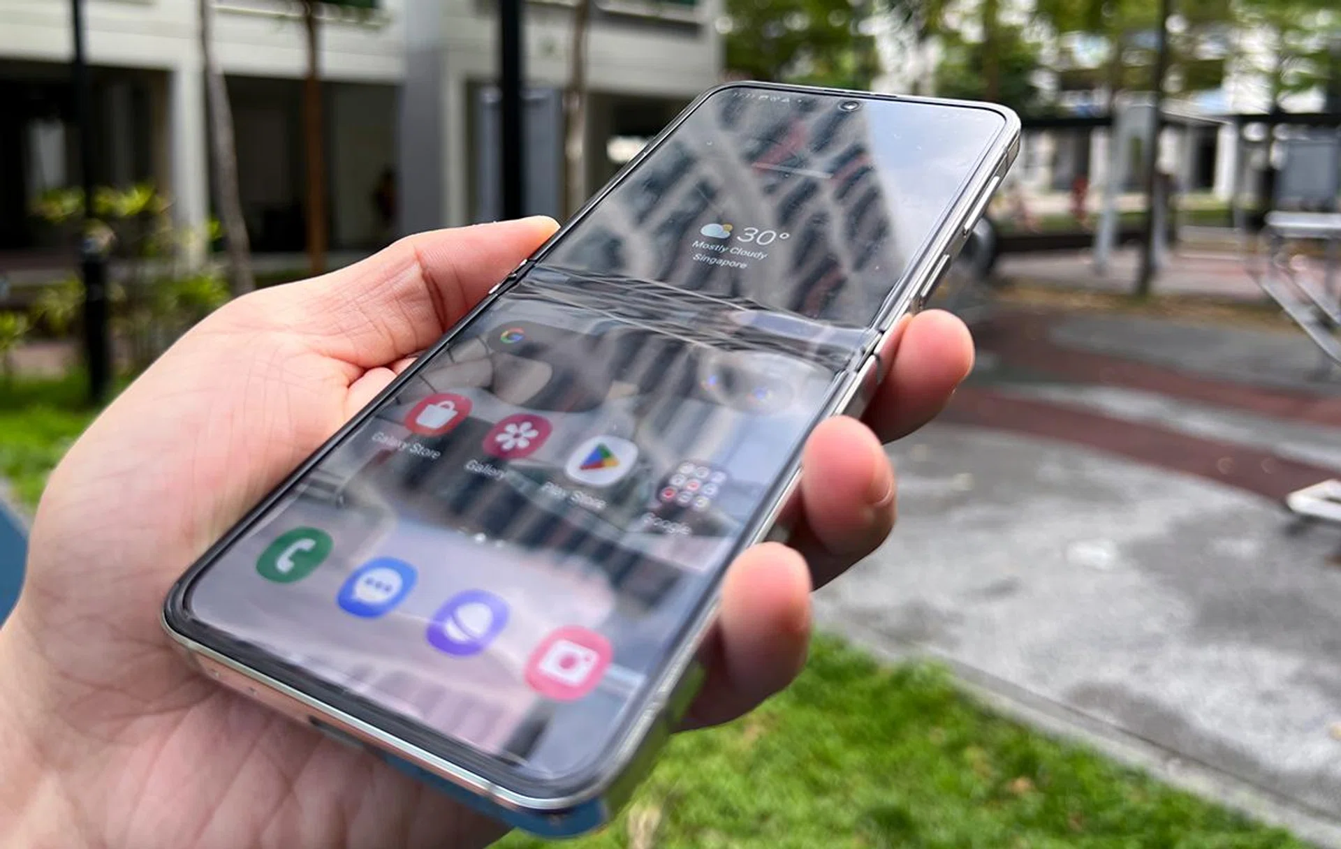 Samsung Galaxy Z Flip5 crease is still very visible.