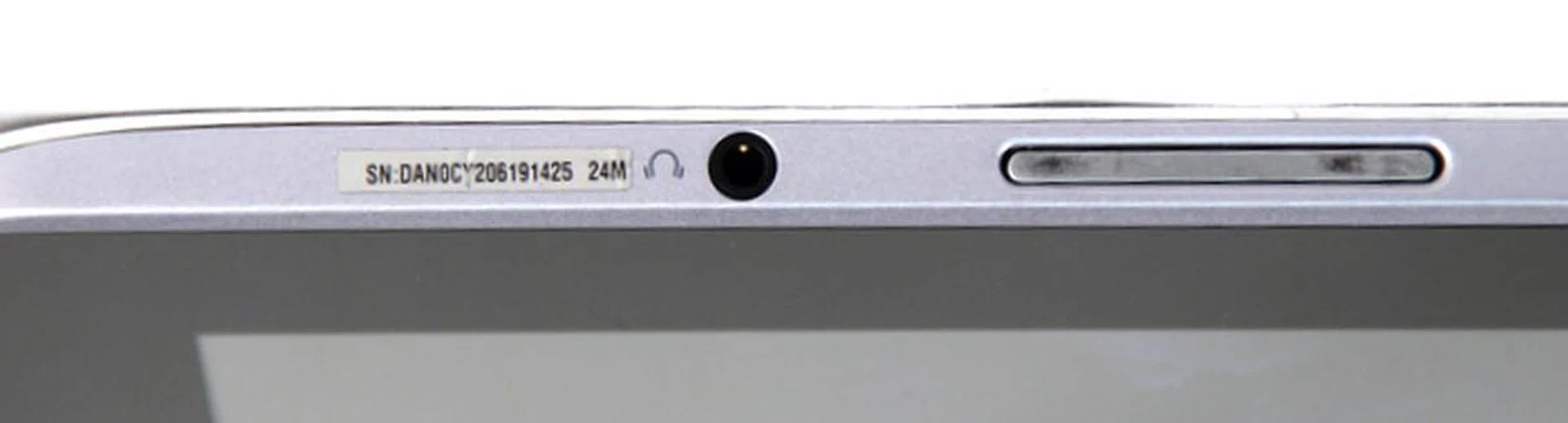 The opening that holds on to the keyboard dock is magnetic, allowing for smooth and error-free insertion. 