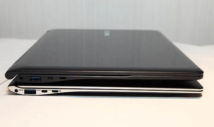 The thicker ATIV Book 9 Lite (on top) as compared with the ATIV Book 9 Plus (below). The thickness difference is only about 3.3mm, but it's visible.
