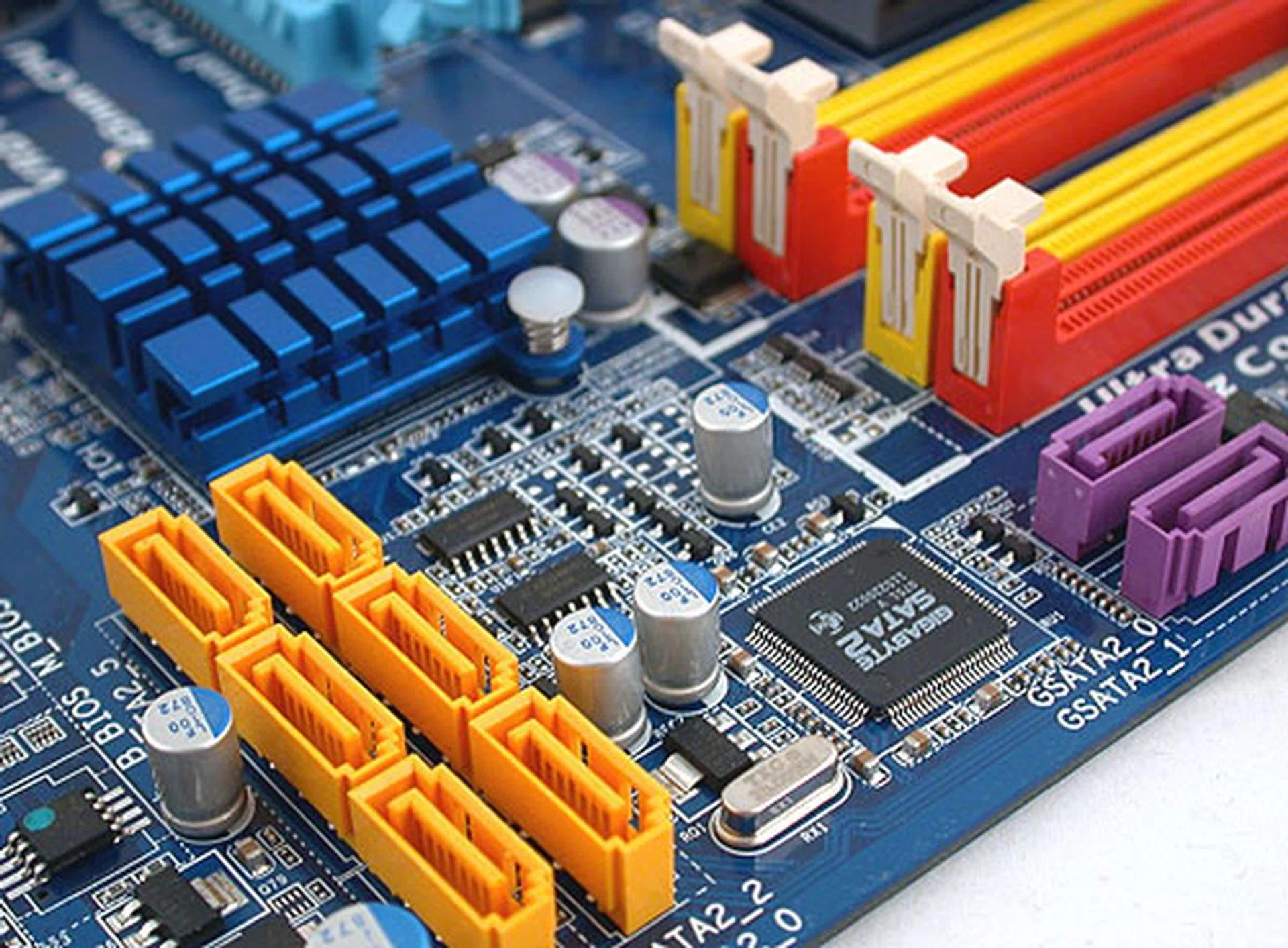 Gigabyte's much publicized 6-phase dynamic power switching technology, Advanced Dynamic Energy Saver is found on this board to maximize power efficiency. 
