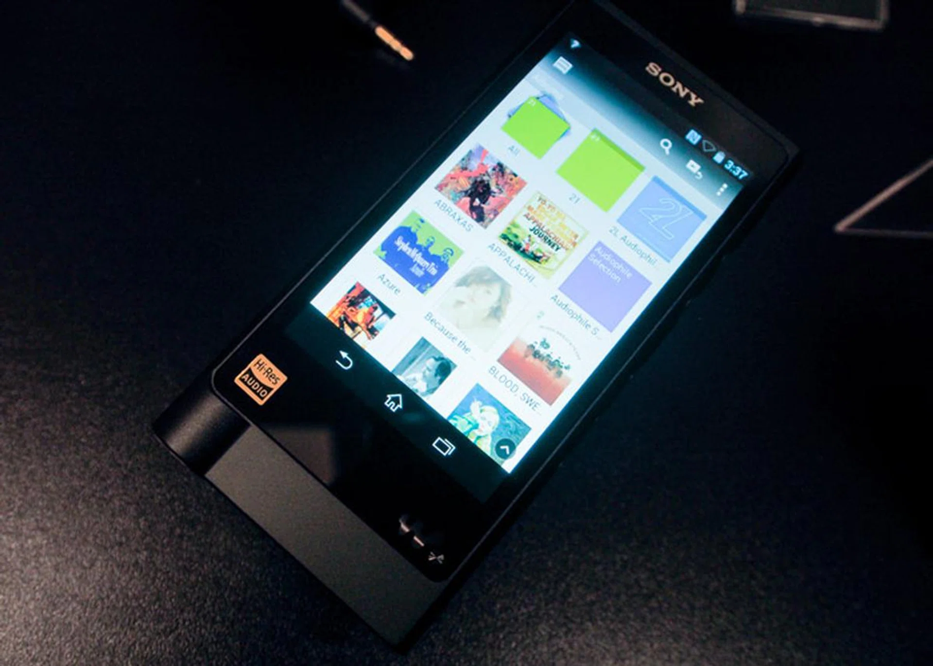 The NW-ZX2 in album view mode.