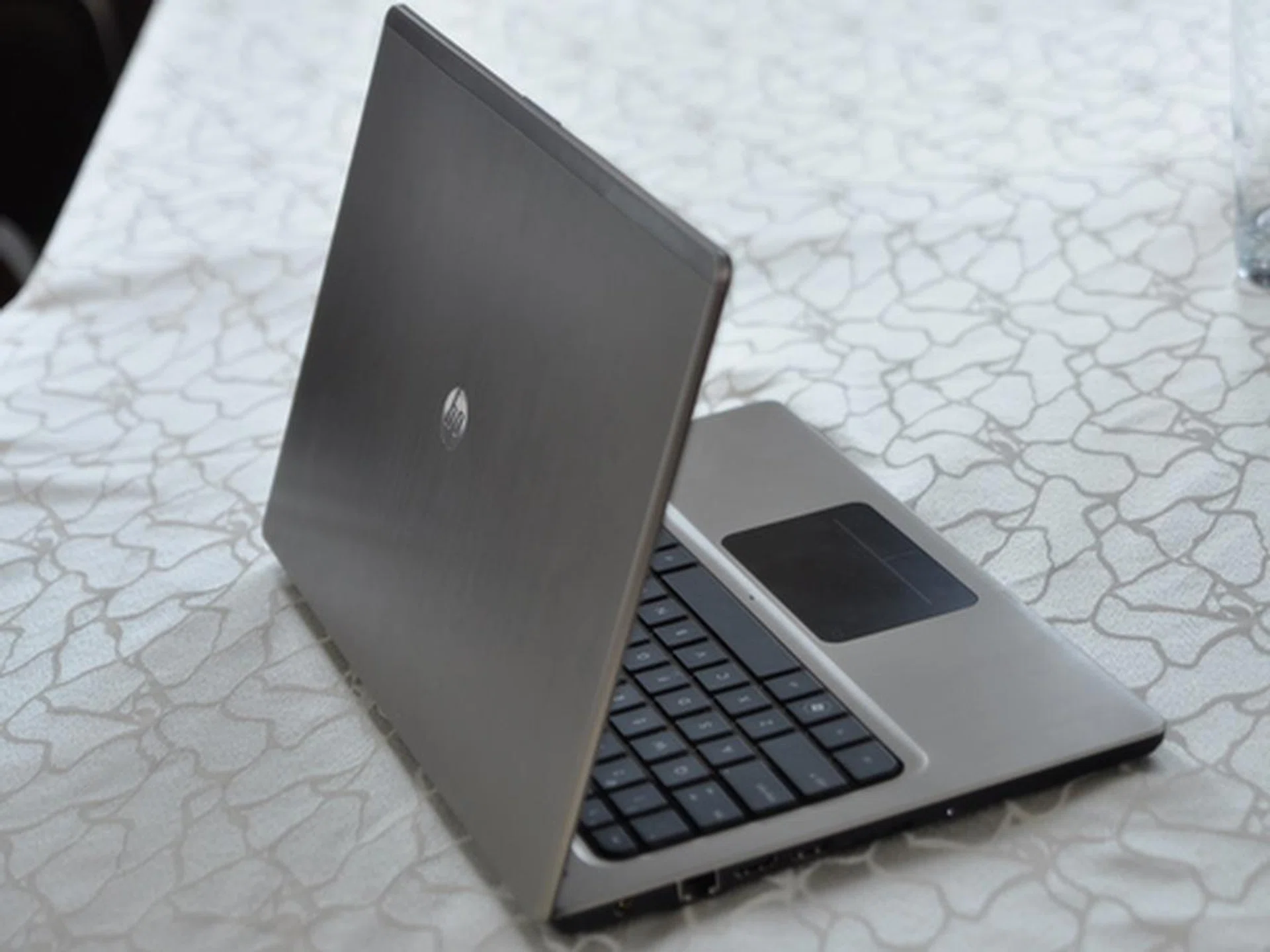 The machine is mostly encased in a luxuriant looking aluminium body that enhances its durability, a feature which not something that all Ultrabooks can brag about.