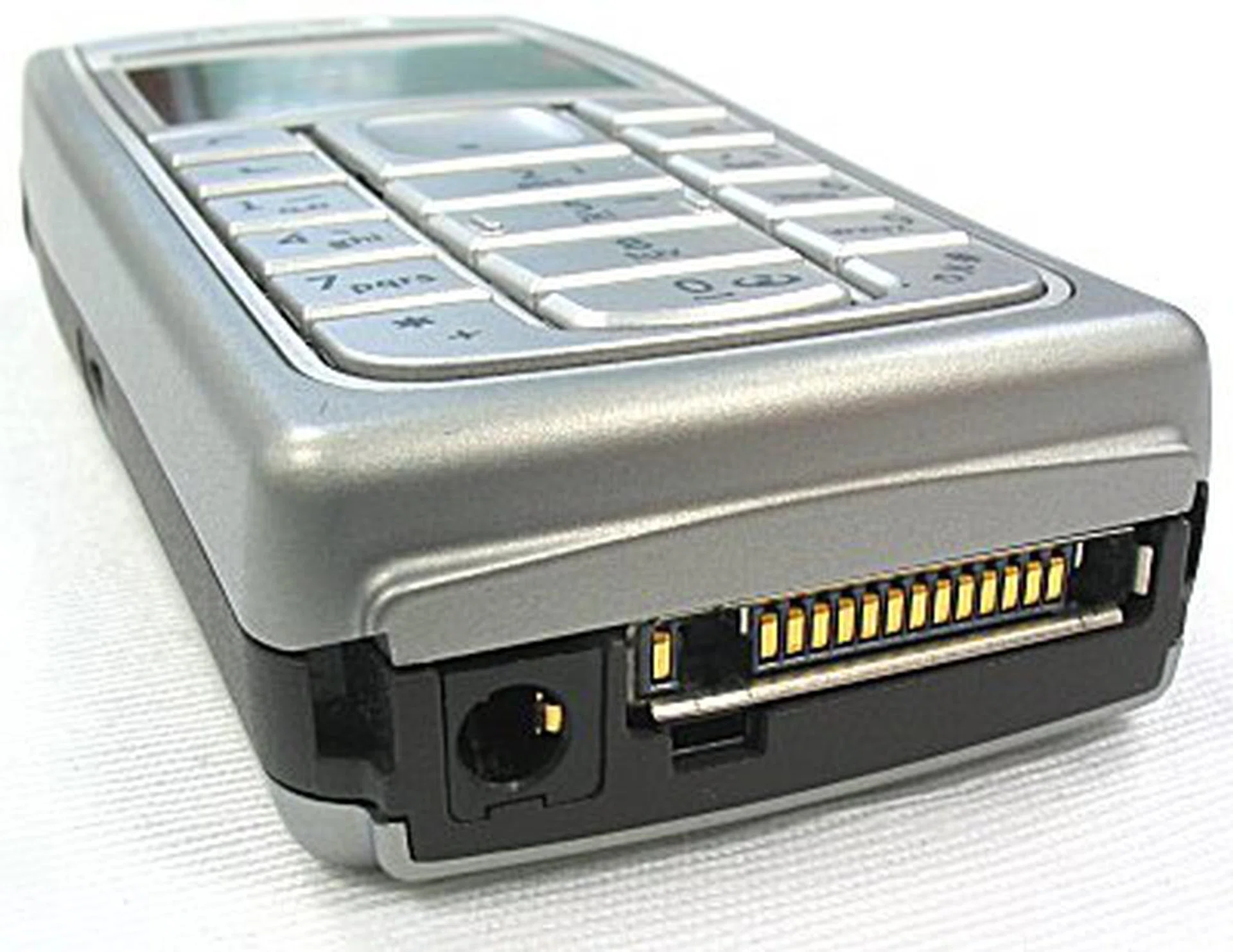     *
Though still utilizing its universal Pop-Port connector for its headsets and data cable, Nokia's and almost every other manufacturer's (sans Sony Ericsson) future lineups went the USB route very shortly.