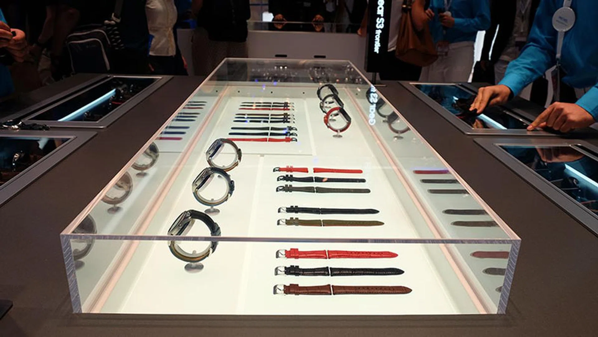 The switch to an industry-standard 22mm strap makes available a wide range of strap choices.