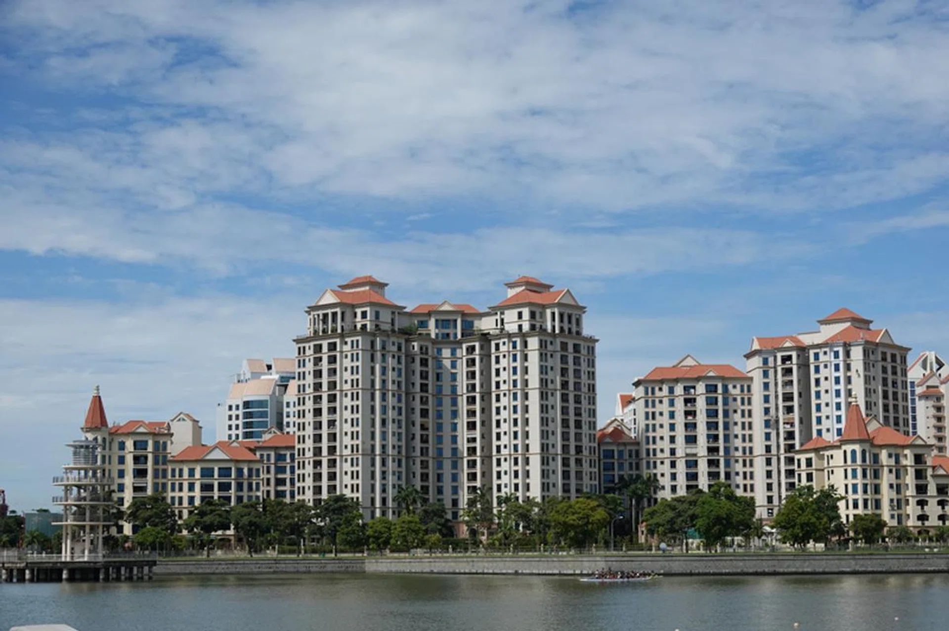 24mm at f/5.0, 1/1000s, ISO125 (RX100 VI at full wide)