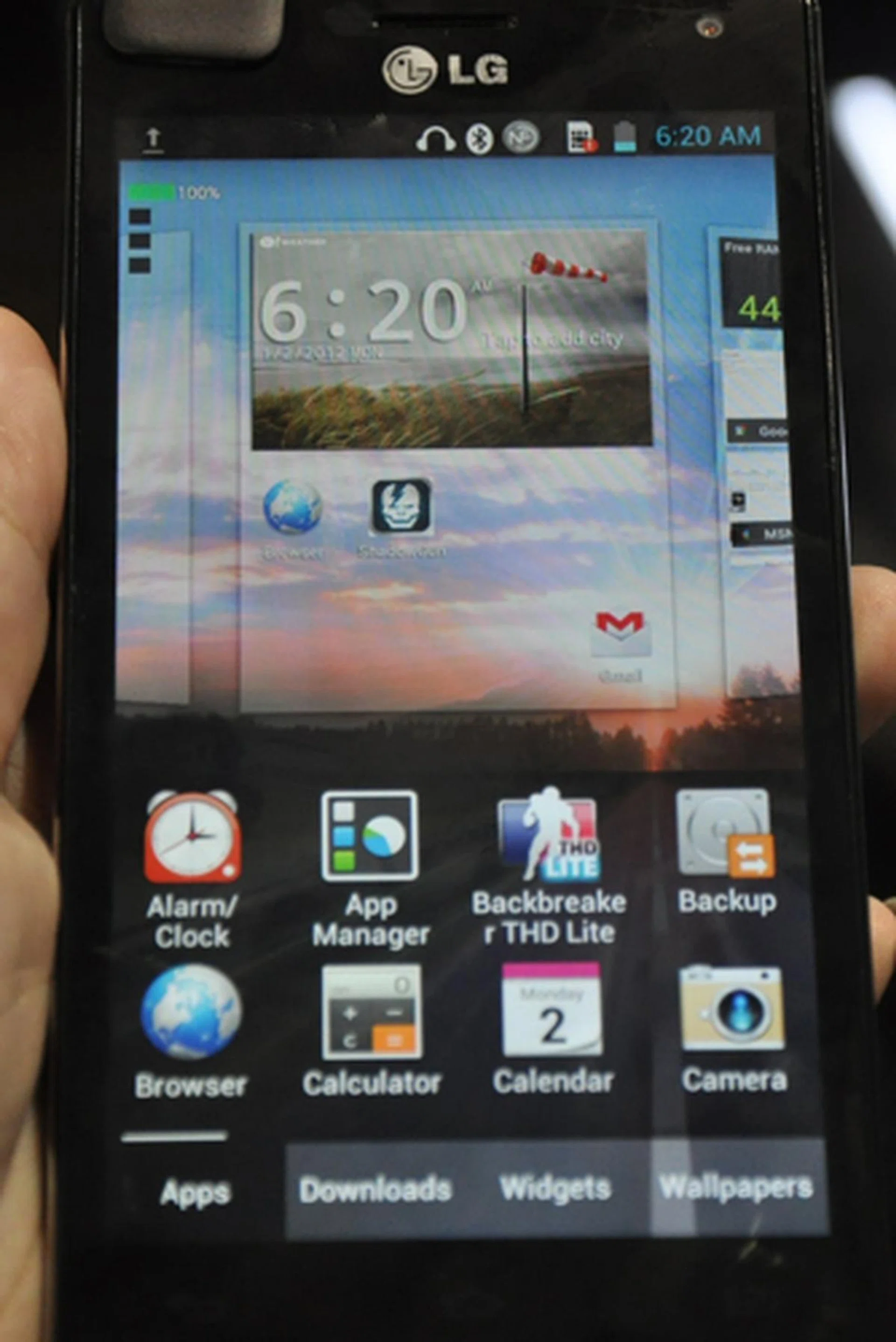 On tapping the plus sign on the right hand side of the home page, users will be able to easily add widgets, downloads, apps or change wallpapers without having to go to apps/widget page. Simply choose your page by swiping left or reft on the top and drag and drop your selection from the bottom half of the screen.