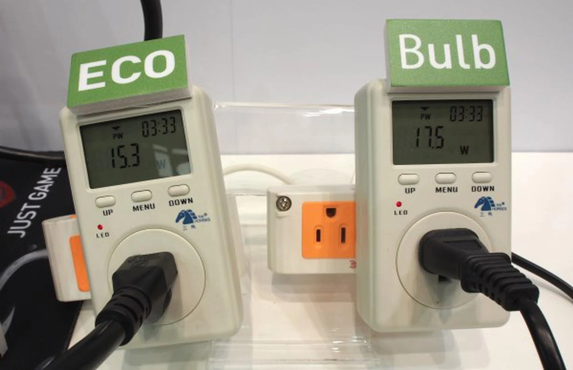 The whole system above draws just 15.3 Watts of power on average. To the right, you'll notice that a standard power saving incandescent light bulb already needs 17.5 Watts to run.