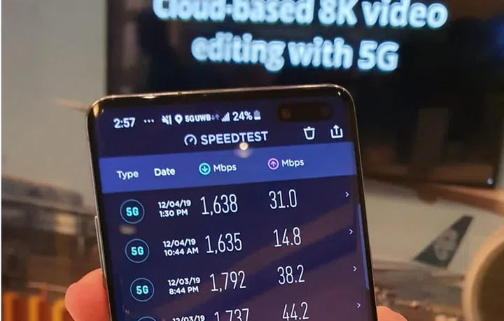 5G testing with a Samsung Galaxy S10 5G phone at Qualcomm's Tech Summit 2019 in the US, by the HWZ team.