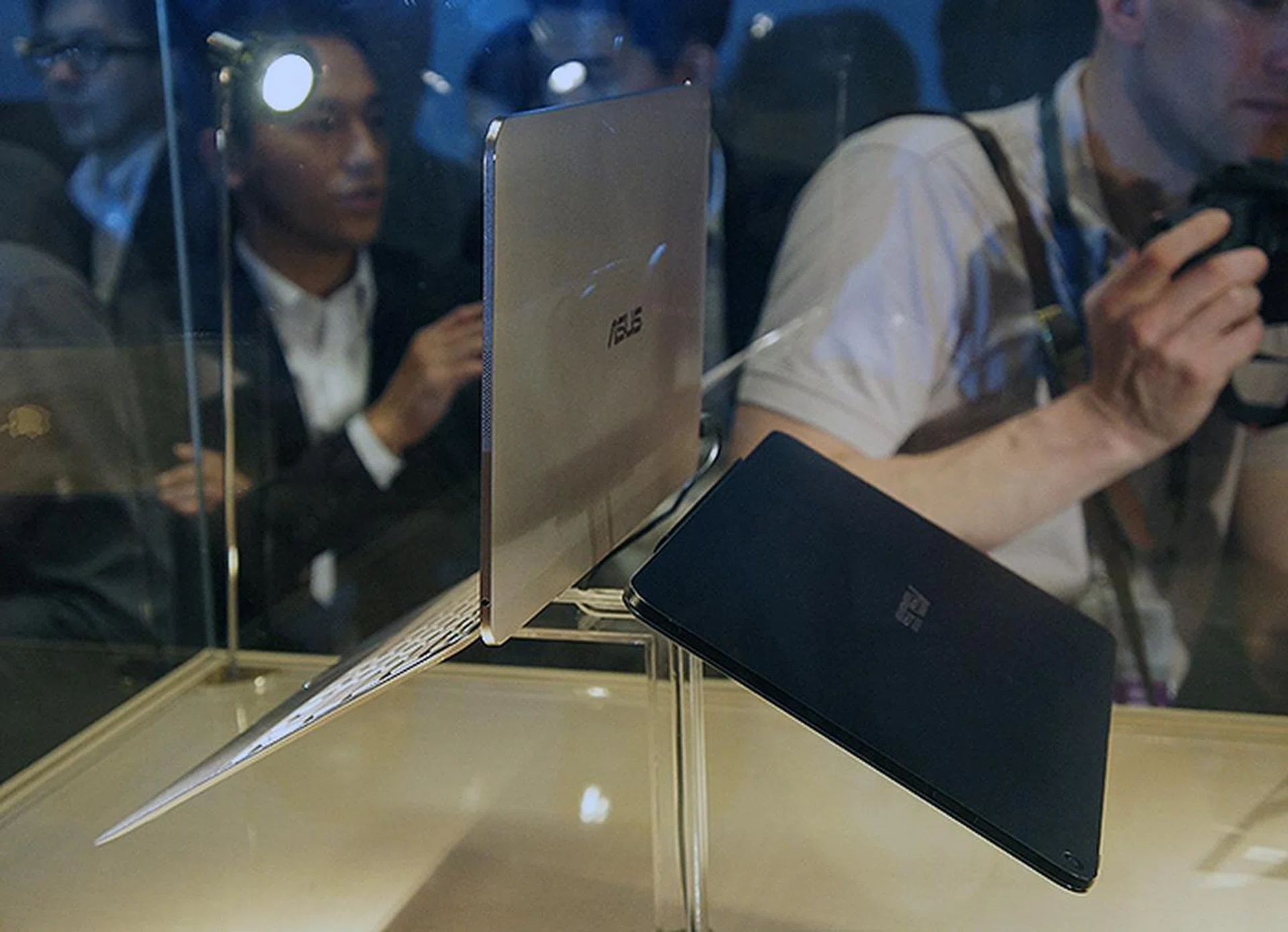 The concept of the Transformer Book T300 Chi is not new, but it is super slim.