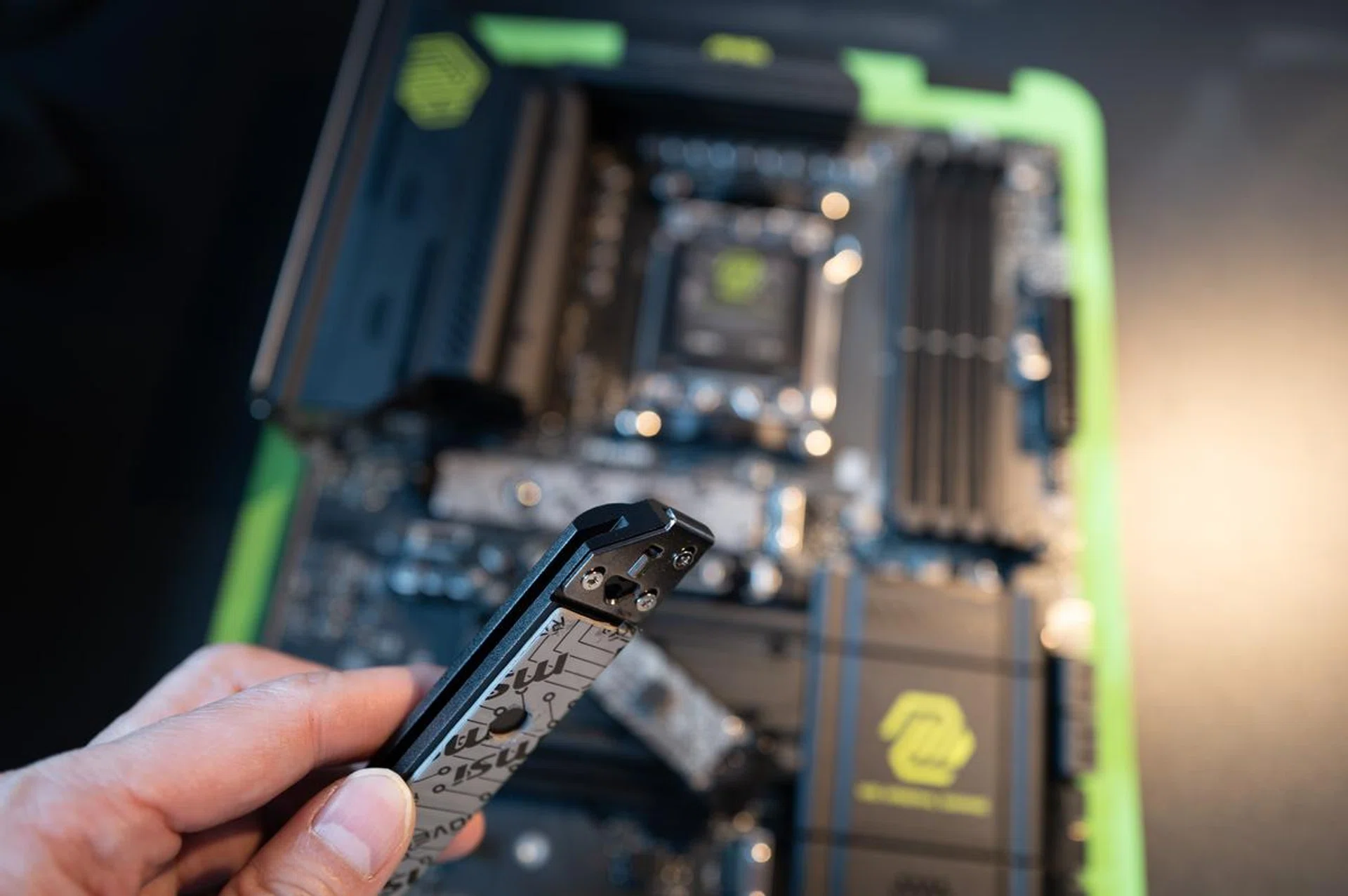 The M.2 Shield Frozr II heatsinks use a latch mechanism to easily remove them. Image: HWZ