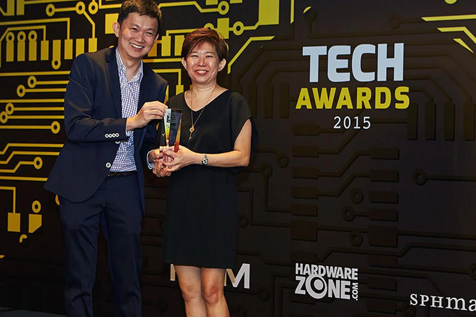 The Readers' Choice award for Best External HDD Brand goes to WD. Here's Ms. Margaret Koh, Sales Director for WD, receiving the award from our Group Editor Dr. Jimmy Tang.