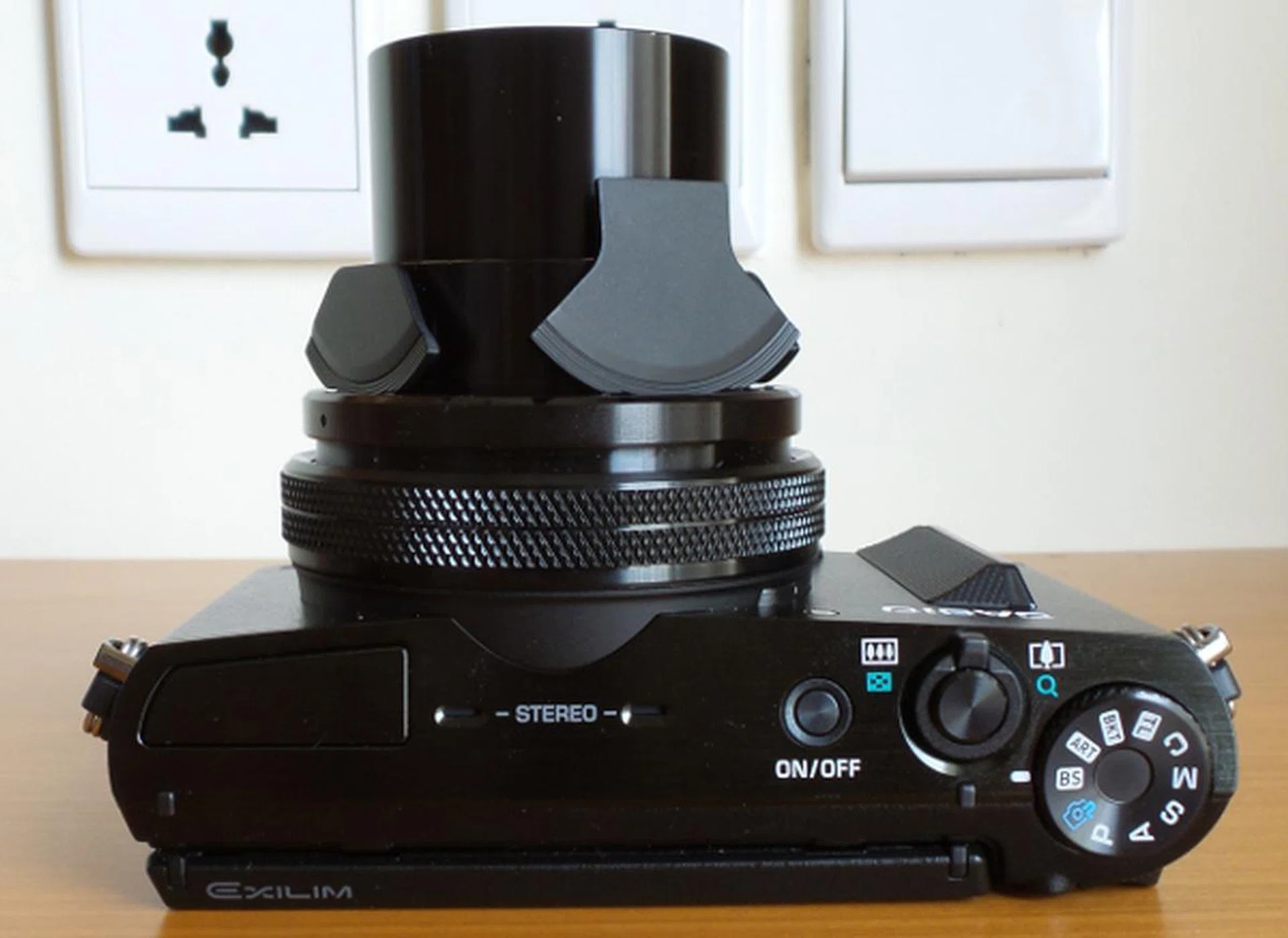 Here's the camera with the lens fully racked out.