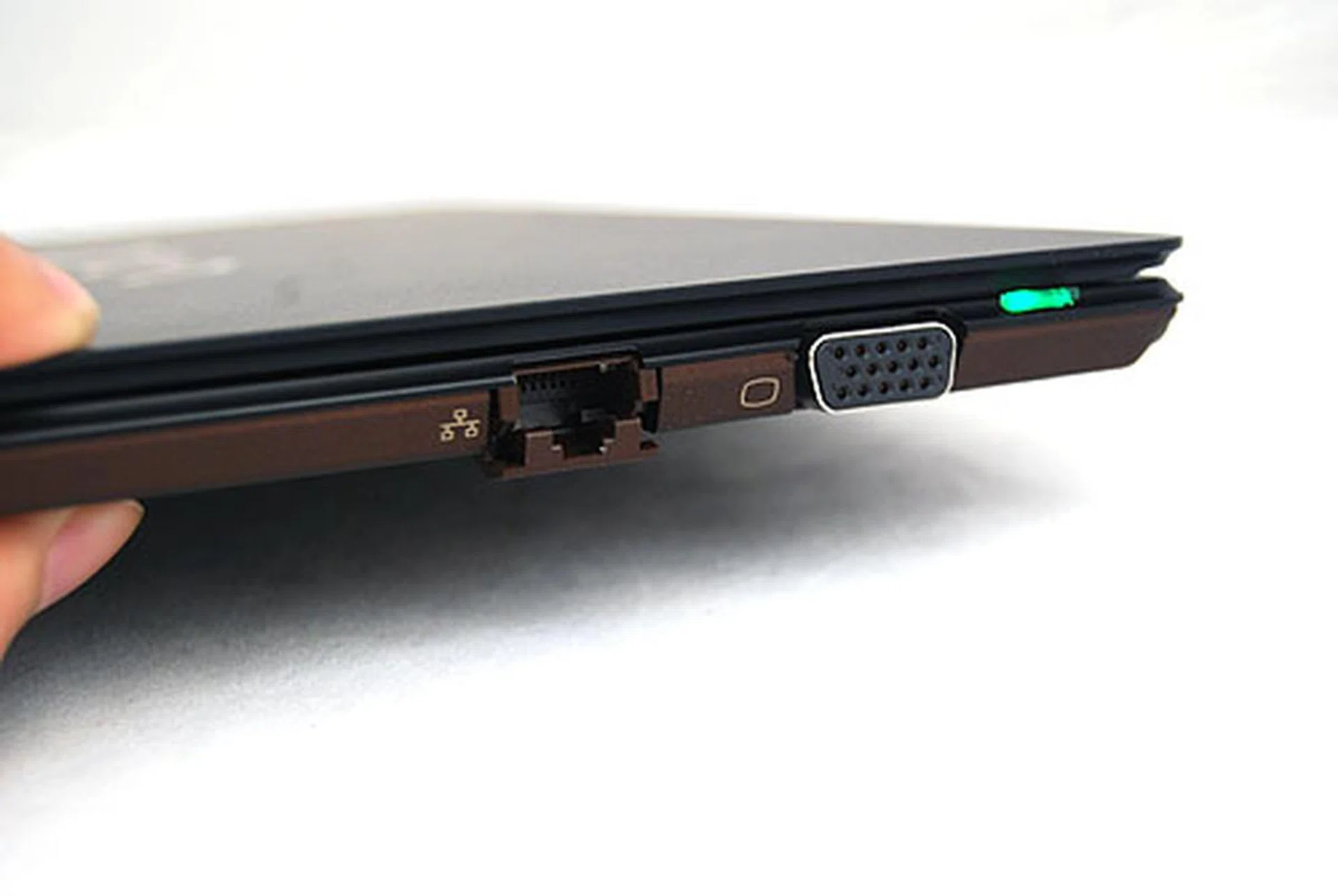 With a side profile so slim, Sony has been pulled a trick out of the hat to accommodate the LAN port with an extendable jaw for the port. The VGA port however, still remains the limit on how thin the netbook can go.