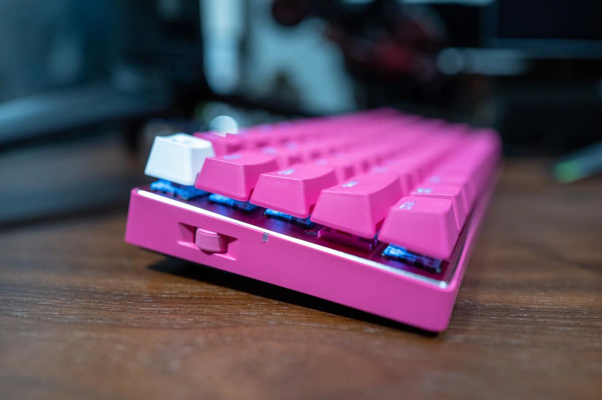 A volume wheel on the left can be accessible with your pinkie quickly without taking your fingers away from the movement (AWSD) keys.