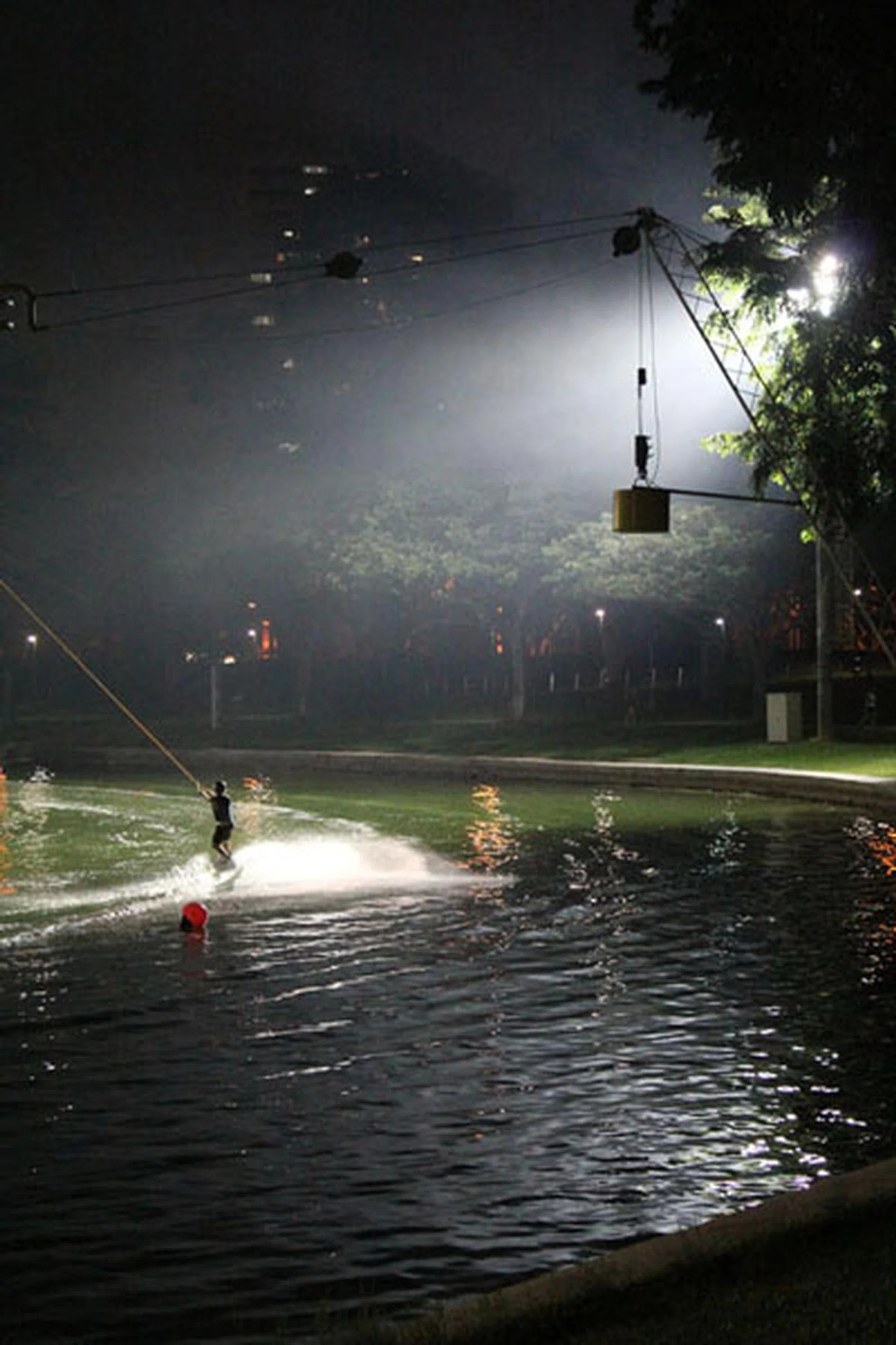 f/5, 70mm, 1/50 sec, ISO6400.