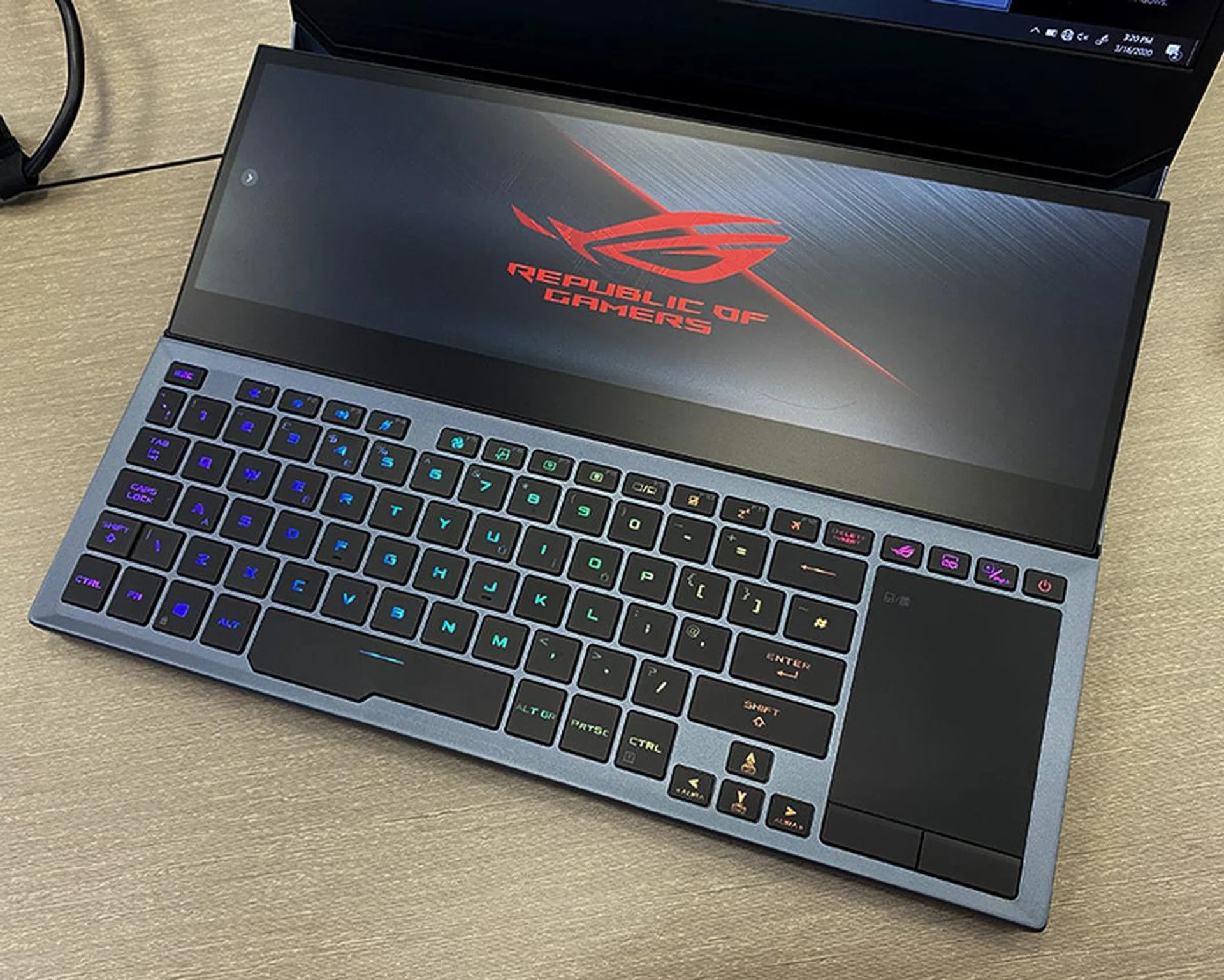 The ROG ScreenPad is 14 inches large and has a resolution of 3,840 x 1,100 pixels.