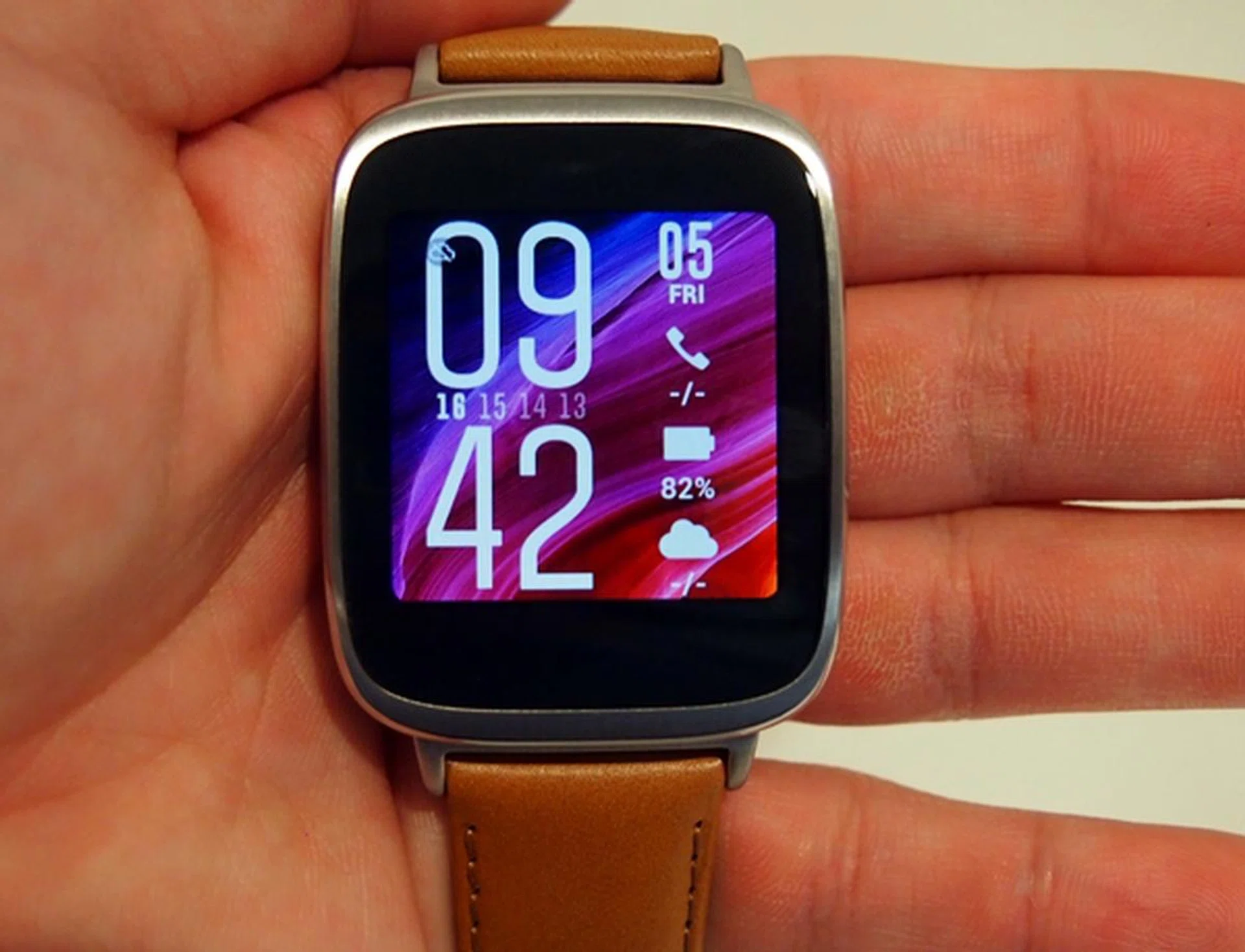 The display of the ASUS Zen Watch is top-notch. Also notice that it has a hint of the Zen UI interface from its smartphones.
