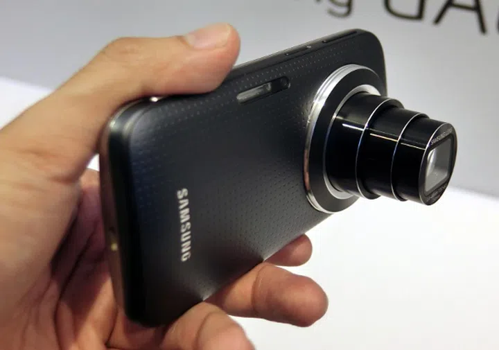 The Galaxy K Zoom with the lens fully racked out.