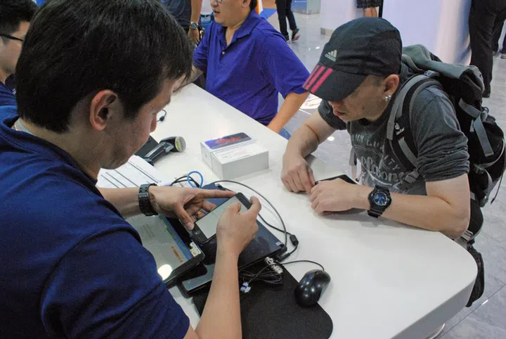 Ken in the midst of getting his new 16GB Space Gray iPhone 6s.