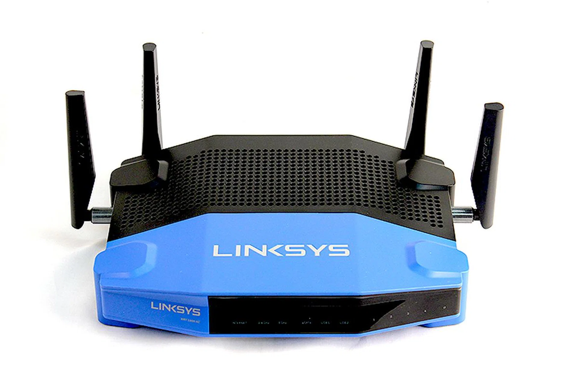 The design and concept of the new Linksys WRT1900AC router is clearly inspired by legendary WRT54G router.
