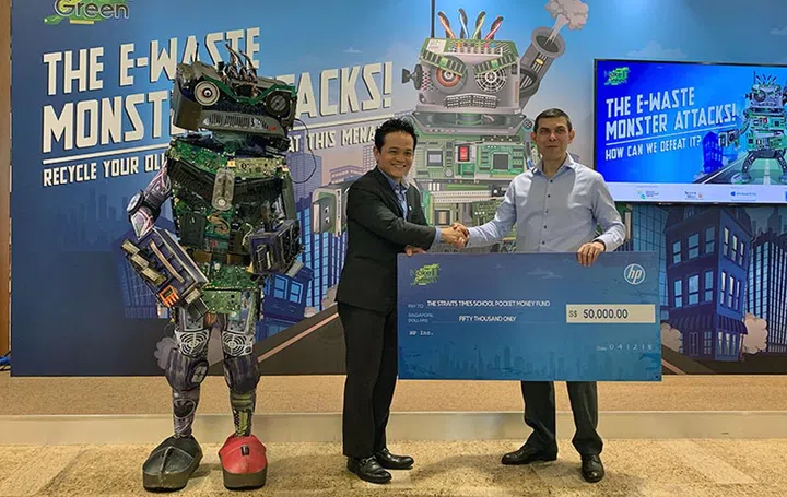 Here's Mr. Lionel Chng (left), HP Singapore's Managing Director, presenting a mock cheque to Chairman of STSPMF, Mr. Warren Fernandez.
