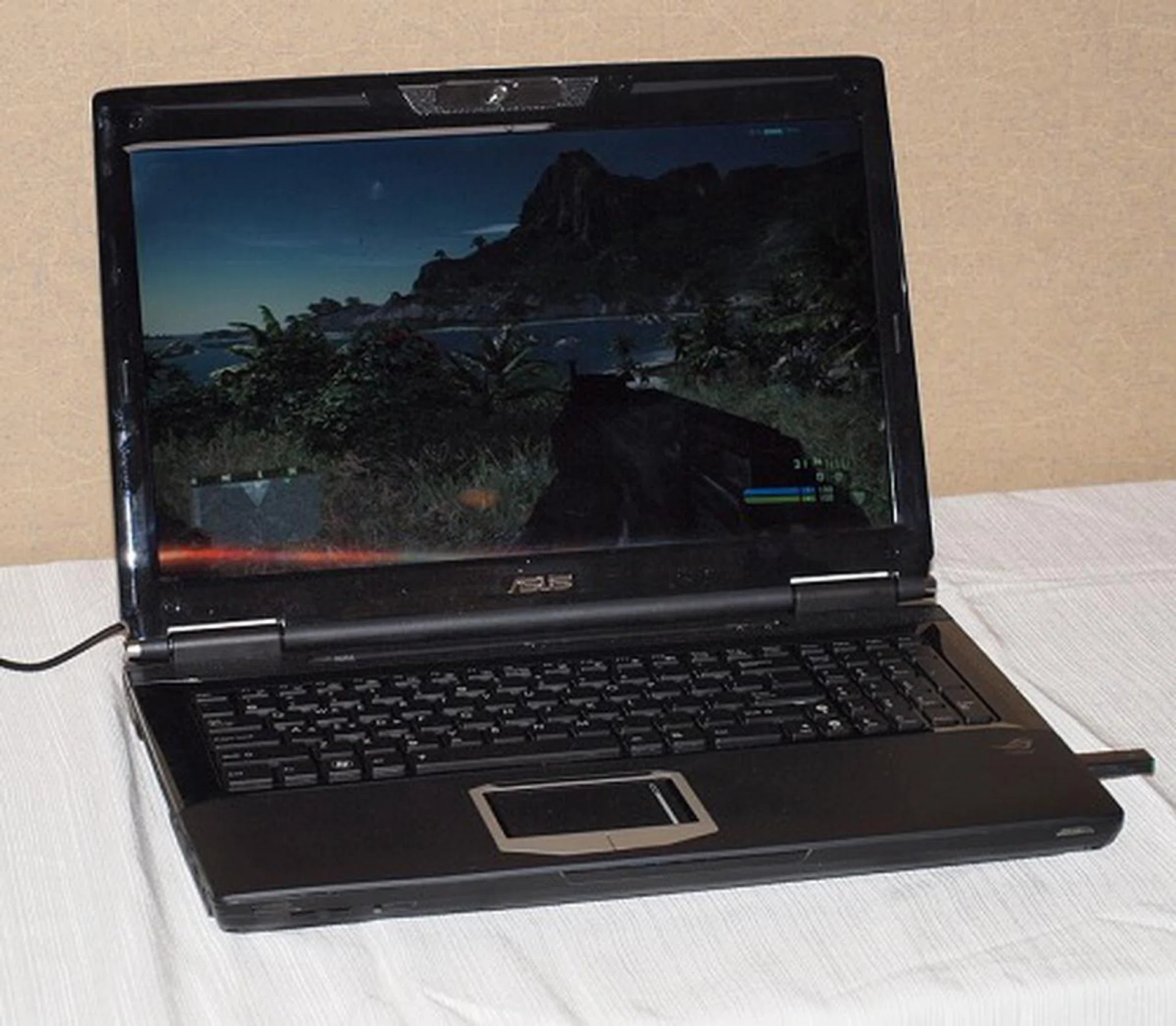  We've been privileged enough to catch a glimpse of a real working Calpella based notebook and this one is from ASUS. Although the platform has integrated graphics, this model comes with some pretty powerful discrete graphics to tackle Crysis and FarCry 2. However we couldn't snuff out any more specs or information regarding the platform.  