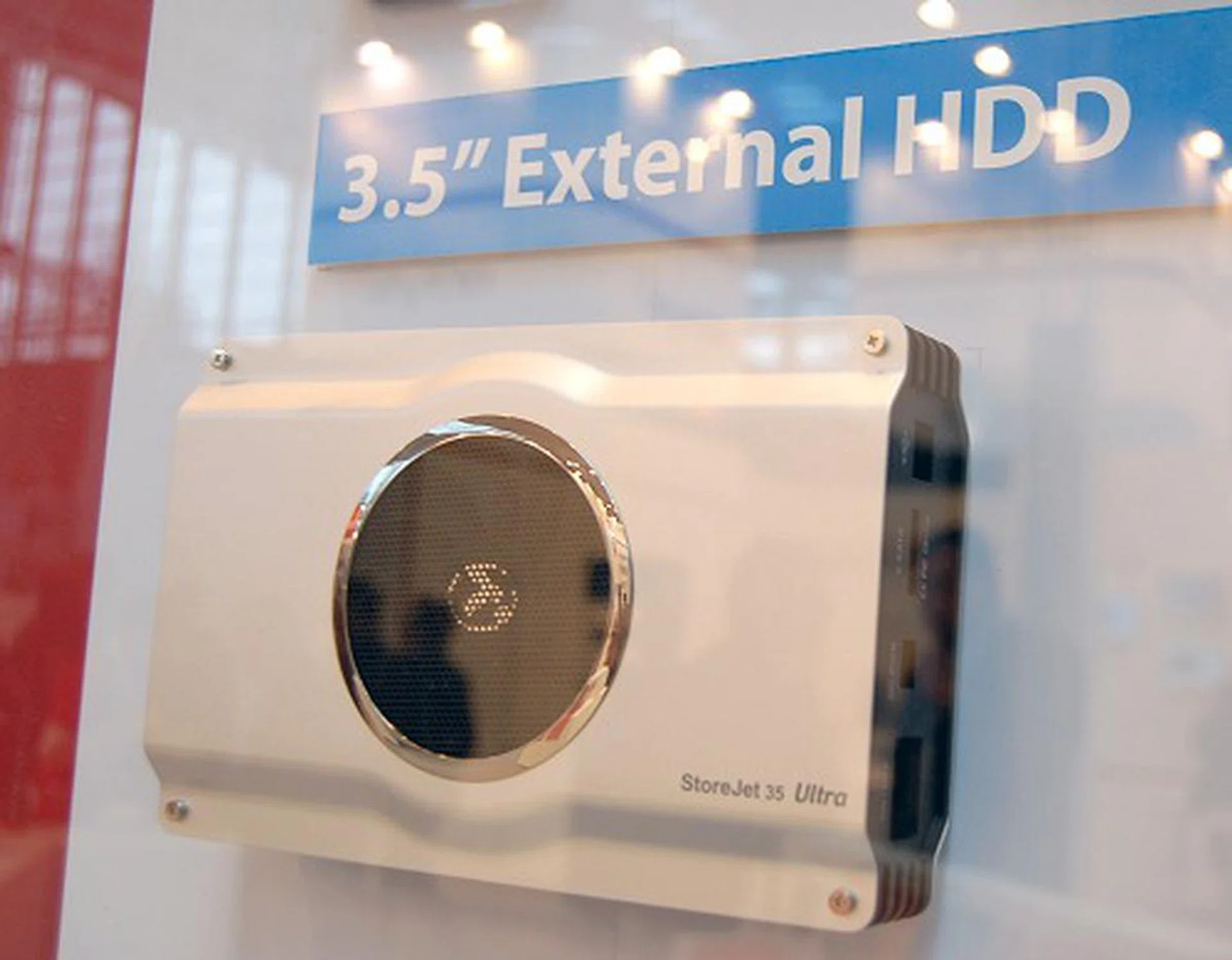  For high-performance hard drives on an external casing, Transcend offers this enclosure solution with an 80mm high-flow fan unit. Supports both eSATA and USB 2.0 interfaces.  