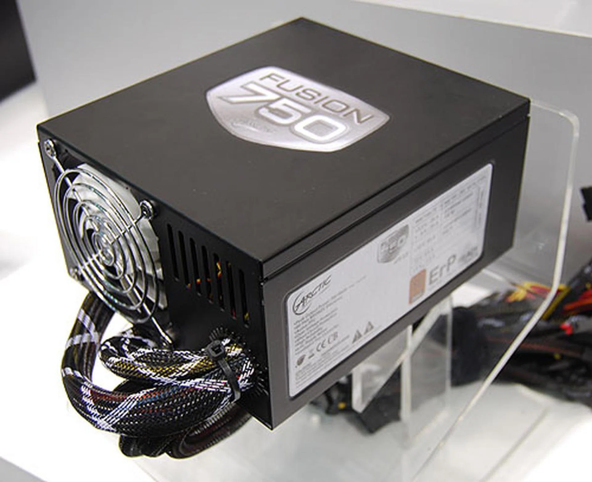 The Fusion 750 is 80 PLUS Bronze certified and enhanced by three 80mm Arctic Cooling fans with speeds between 500 to 1500RPM controlled automatically by an intelligent fan controller.