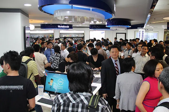 The Samsung Experience Corner in Challenger was officially opened at 7:30pm. It too attracted a huge crowd, with many checking out the Samsung ATIV Smart PC and Smart PC Pro, both running Windows 8.