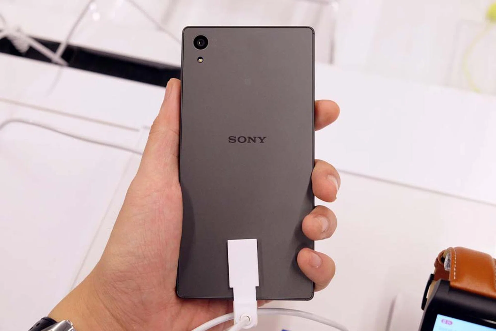 The rear of the Z5 is now matte, frosted glass.