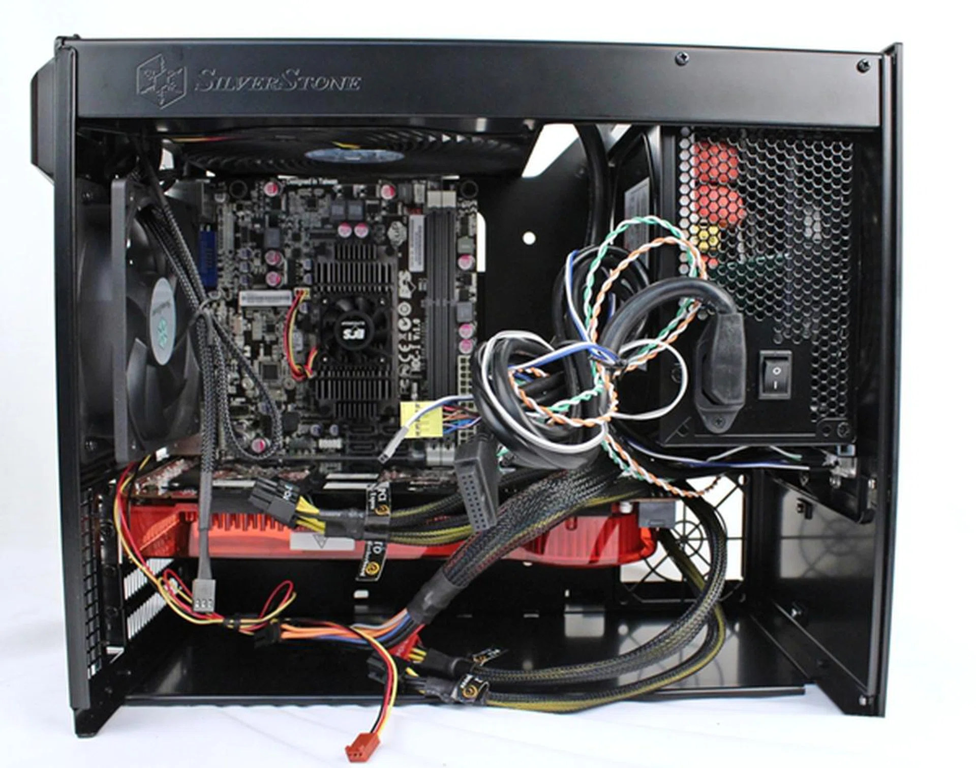 Take note that the power switch of the PSU has to be switched on after its installation as well as connect the internal power cord of the Sugo SG09 to the PSU too. Failing which, you might be scratching your head as to why the system fails to power up.