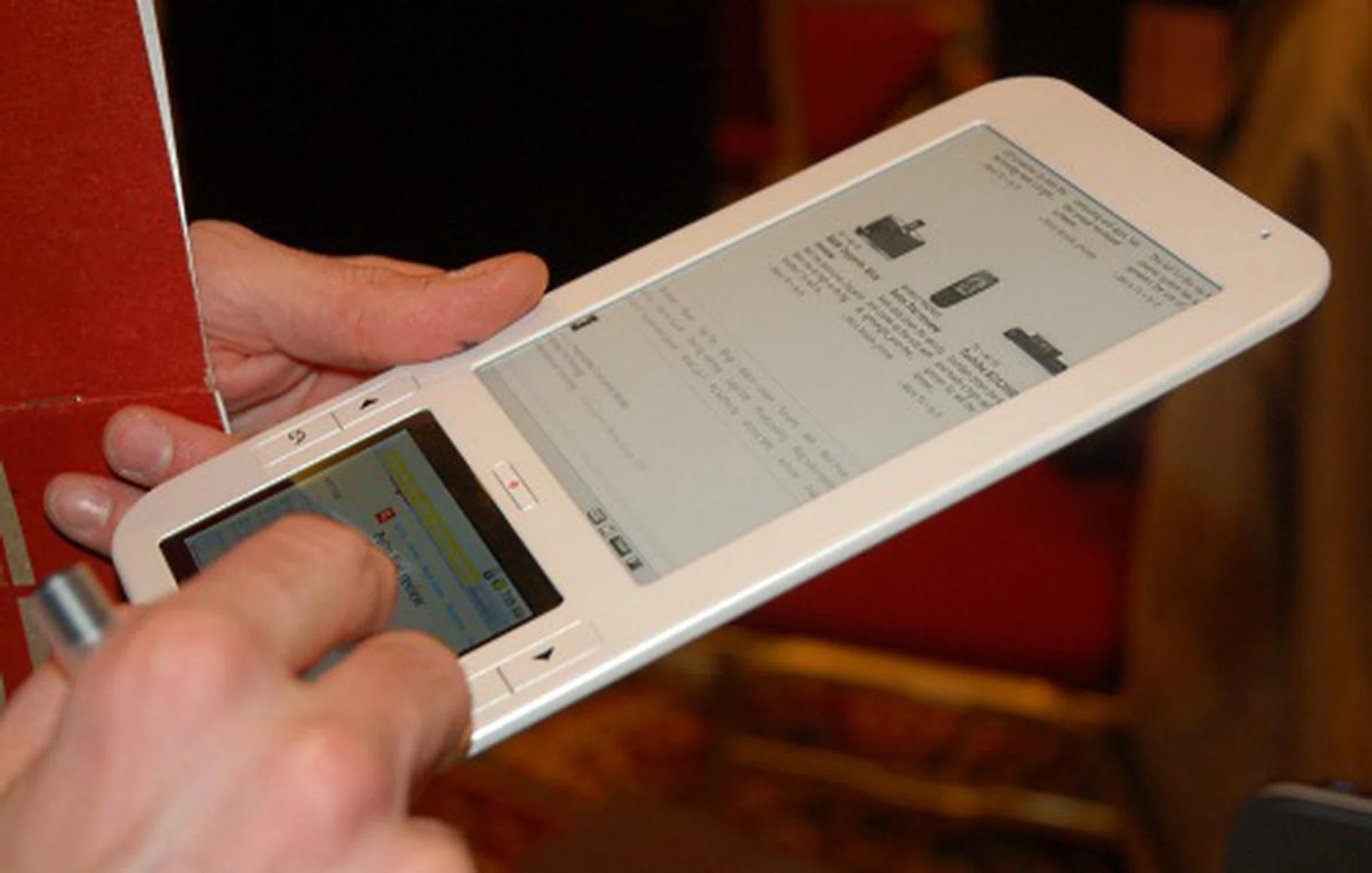 Spring Design alleges that Barnes & Noble stole its e-book reader design, dubbed Alex. Going by the similarity with the nook due to the dual screens (bottom is touchscreen capable), it looks like it has a case. It's slated to launch on 7 Jan and is powered by Marvell's Armada of course.