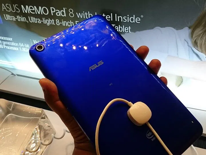 Here's a look at the electric blue finish of its rear. While it handles reasonably, the glossy look and feel isn't quite our taste. Perhaps lighter colors like pearly white and powder pink would look more tasteful under similar lighting conditions.