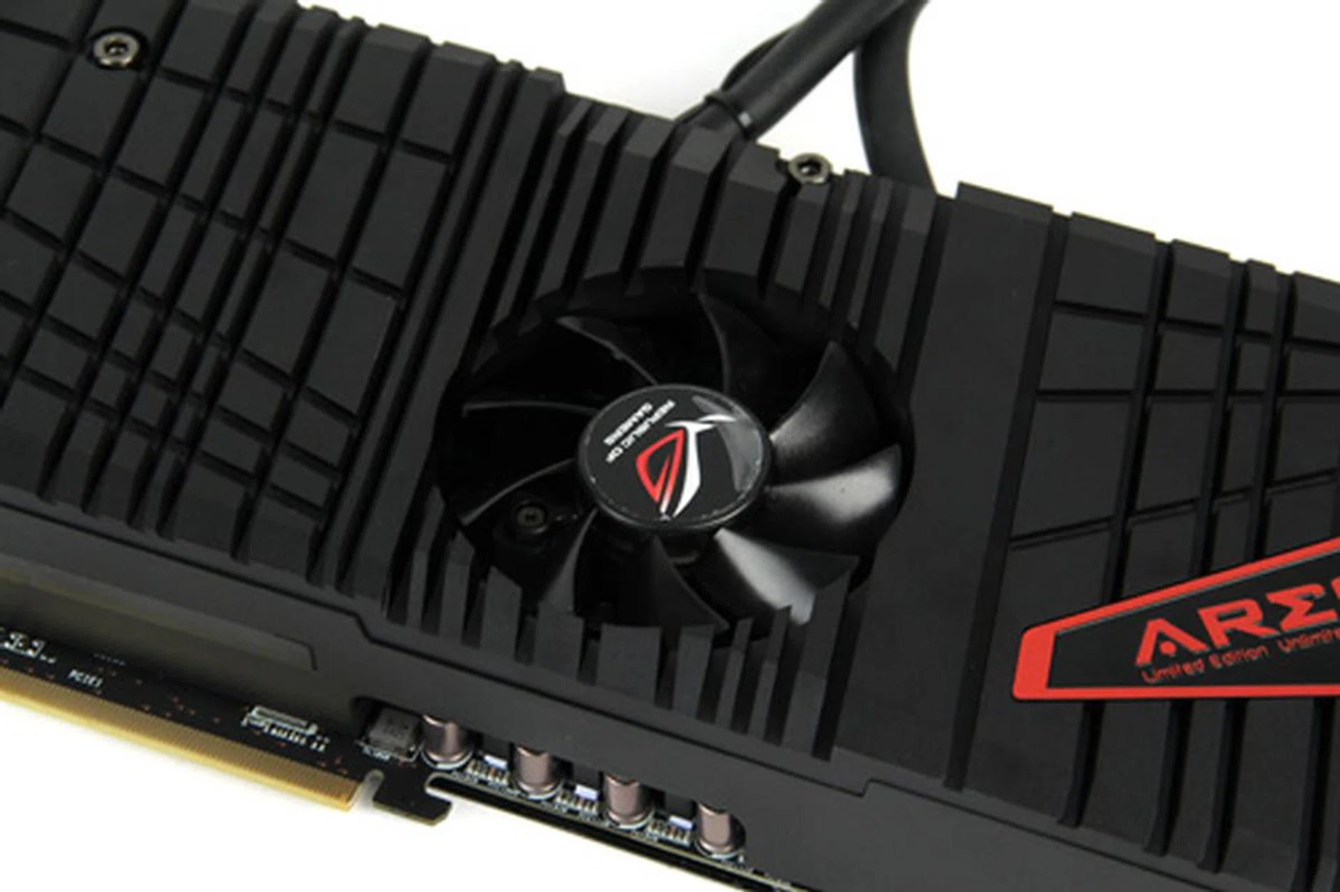 The single case fan is positioned between the dual GPUs  and is mainly used as additional cooling and ensuring the power delivery components on the card are somewhat cooled.